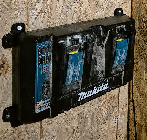 Makita DC18RD wall mount