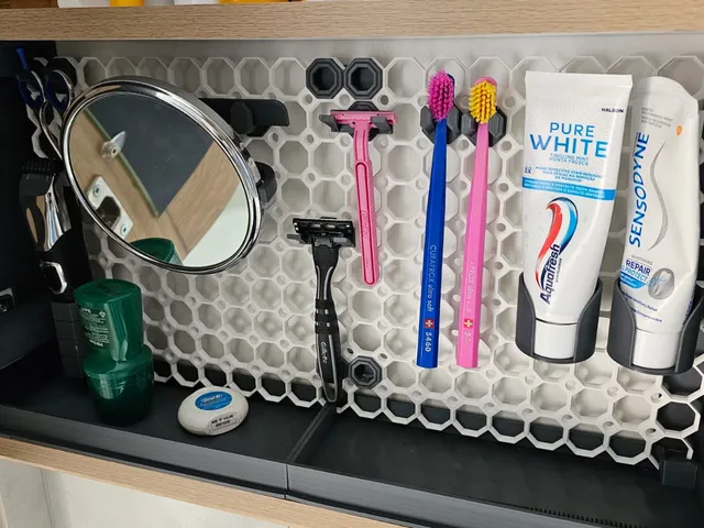 Bathroom shelf with multiboard.io back