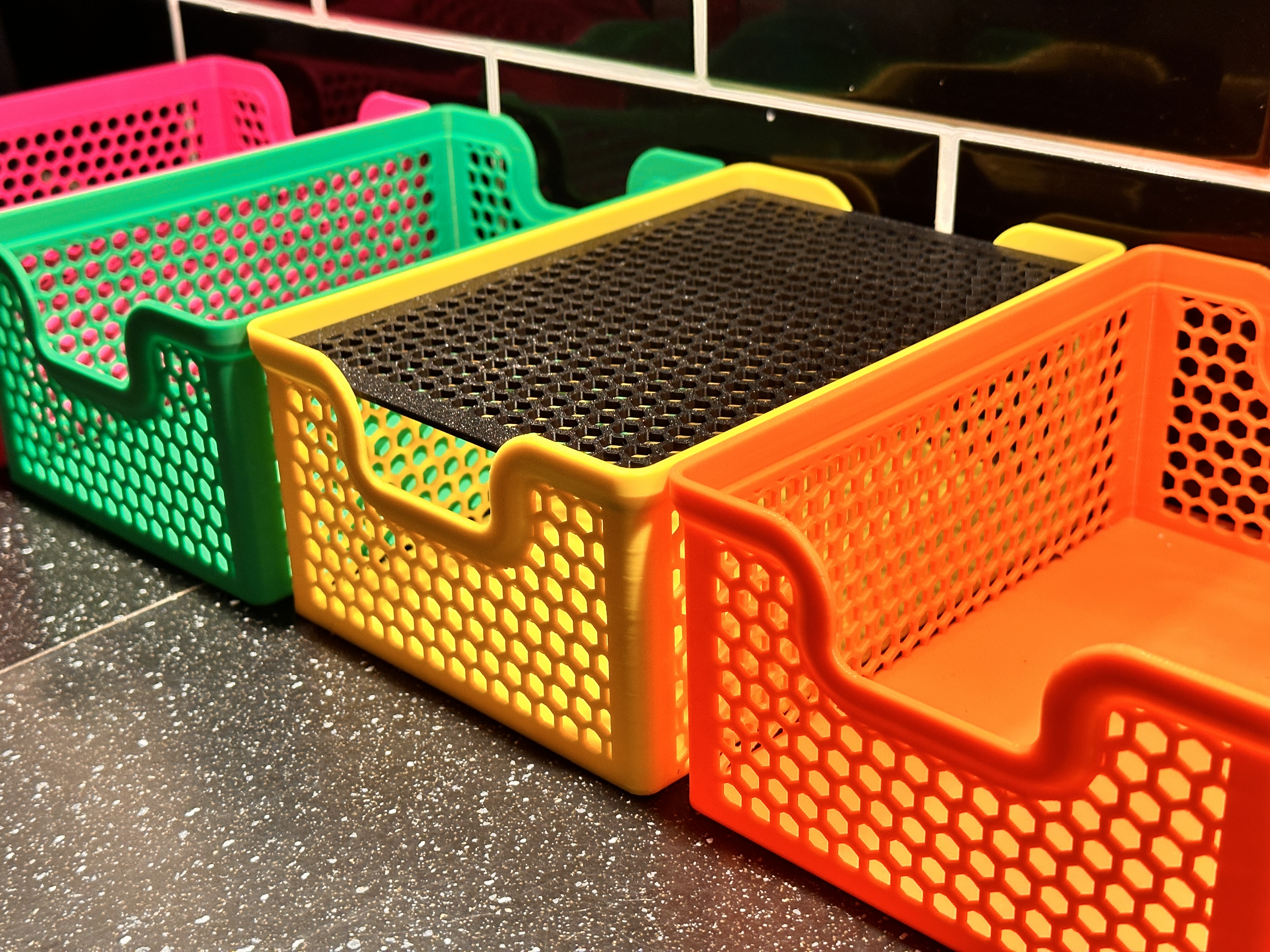 Miniatura 3 do modelo 3D Rectangular 140x200mm Stacking Baskets & Lid - Hexagon Pattern