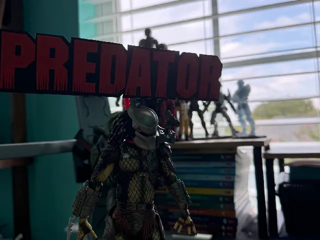 neca predator  lettering stand