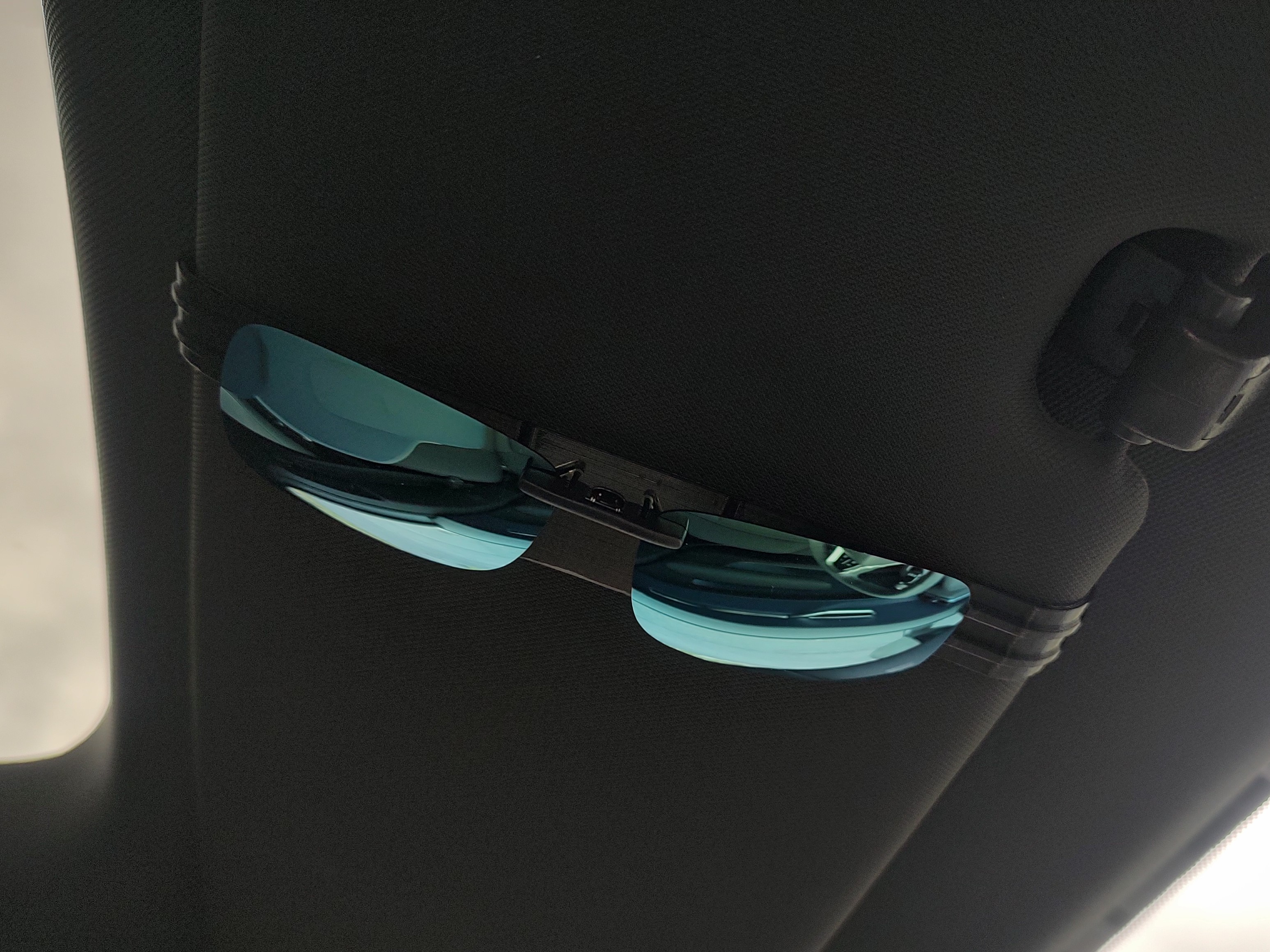 Volvo EX30, sunvisor clipon sunglasses holder. by Foppemoa Download