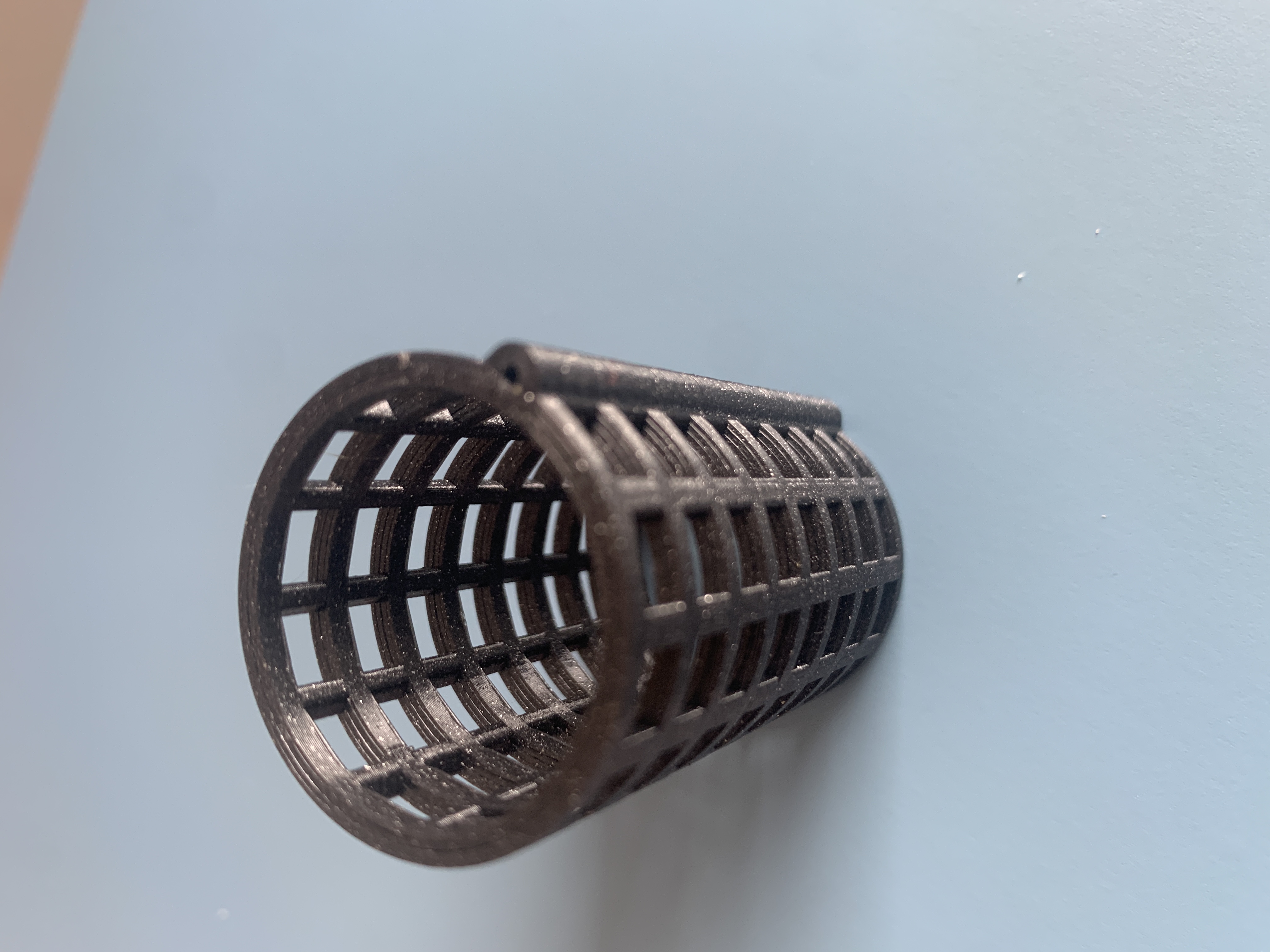 Fishing feeder basket