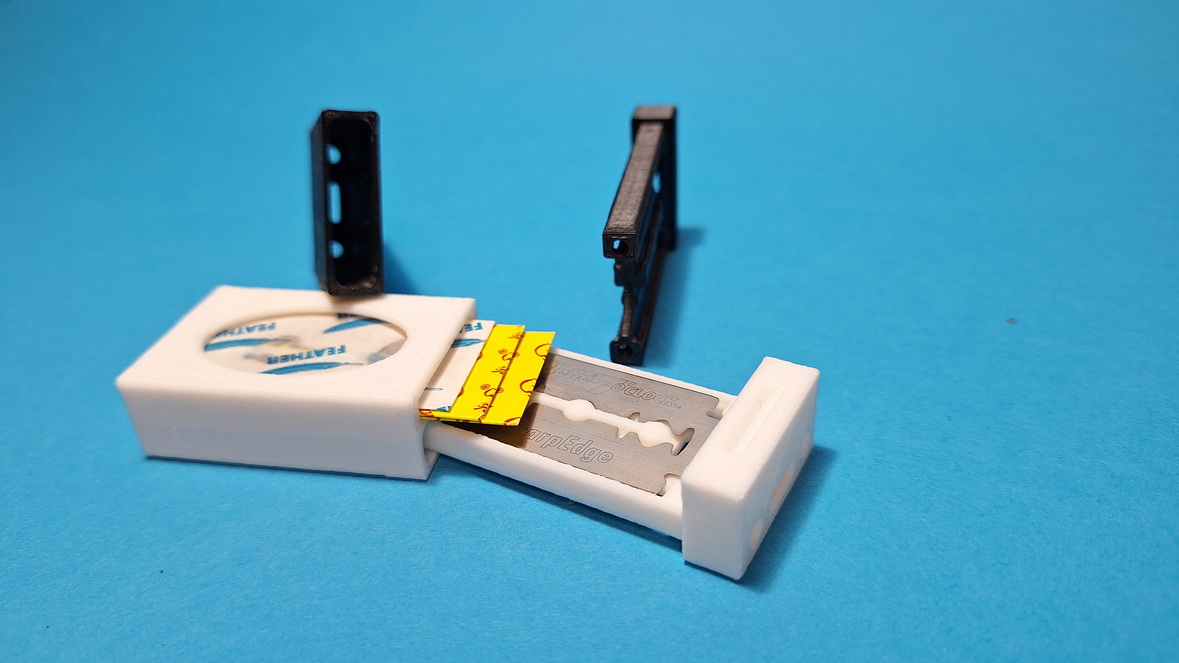 Safety razor blades travel box