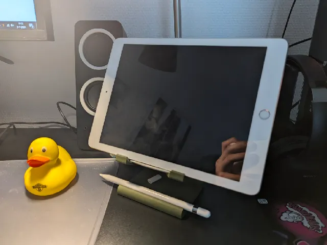 iPad & Apple Pencil Stand with Apple Logo