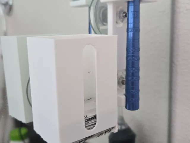 Razor dispenser for suction cups