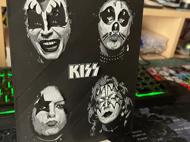 Kiss (#2) - Hueforge