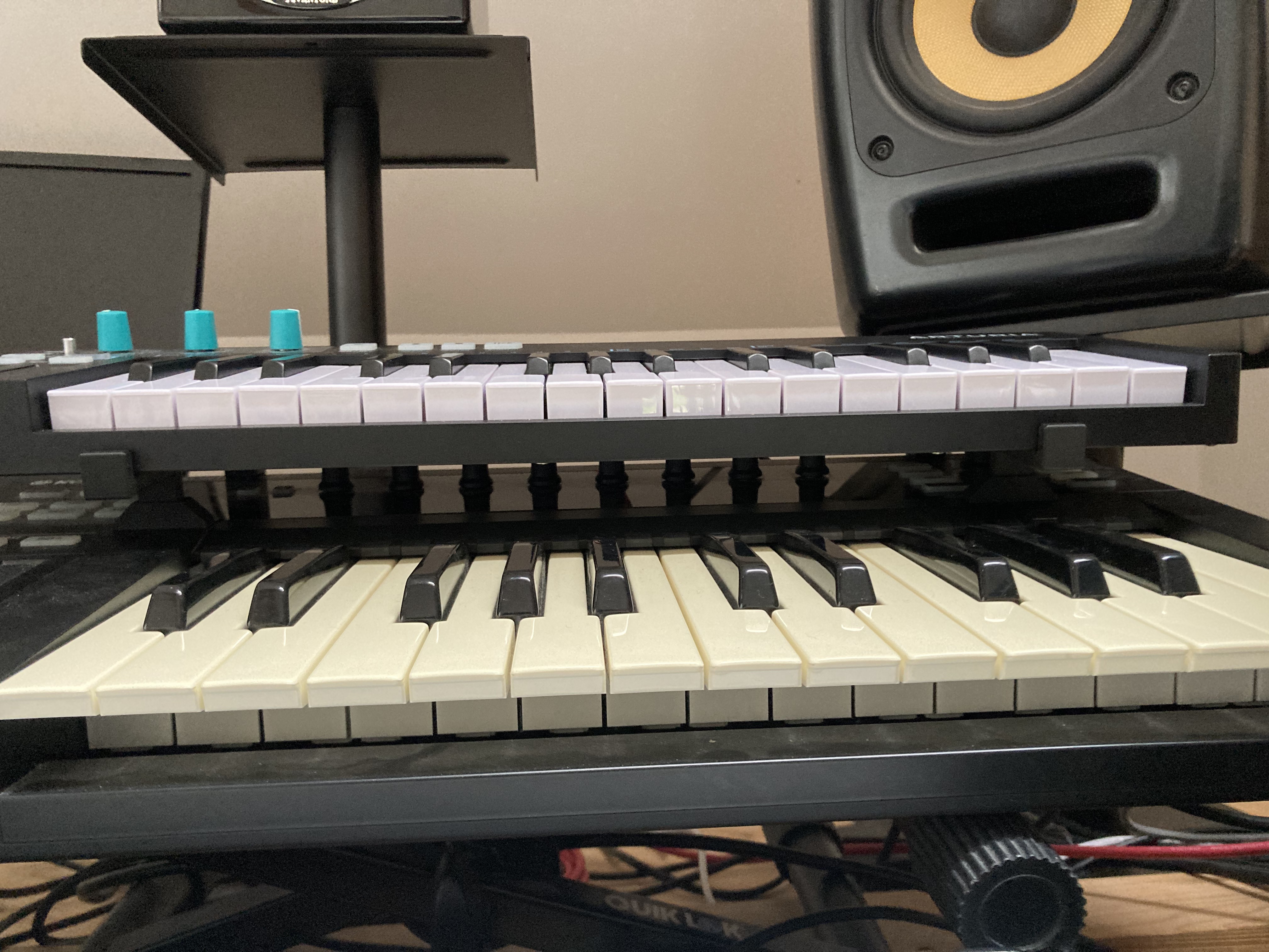 Monitor/synthesizer/... lifter/stacker. — miniatura 2