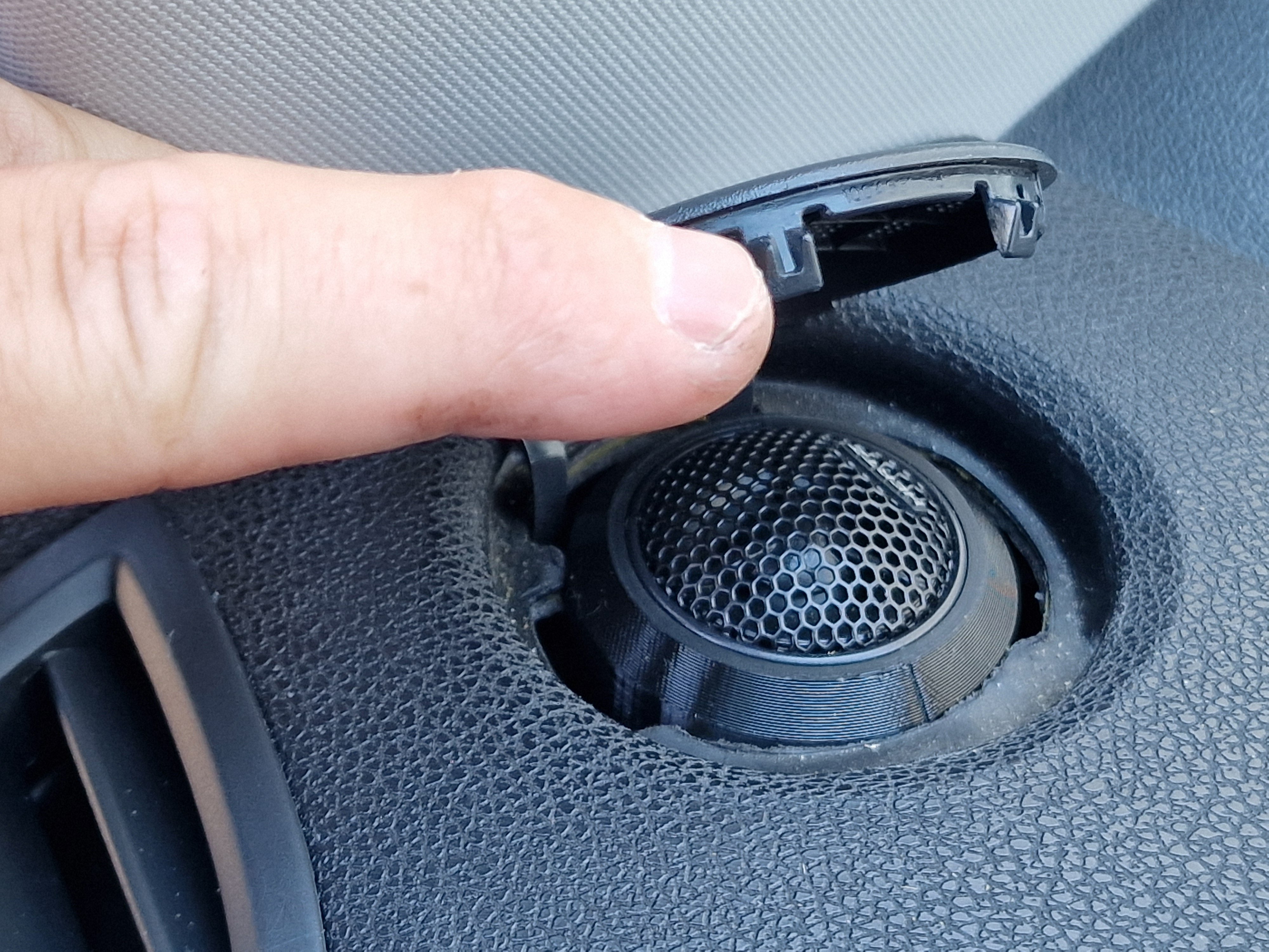 Renault Megane 3: Anello di supporto per tweeter HERTZ - ALPINE