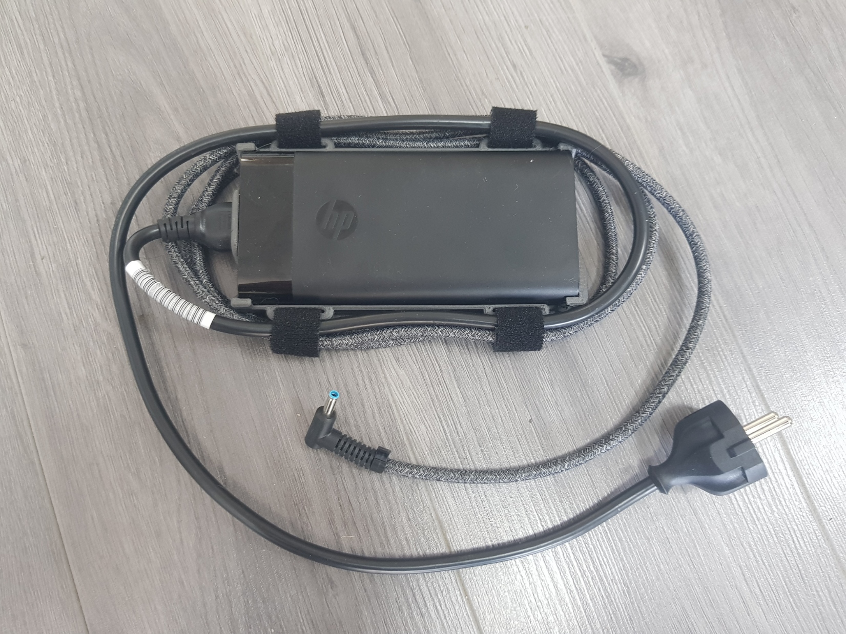 HP 200W laptop power cable management