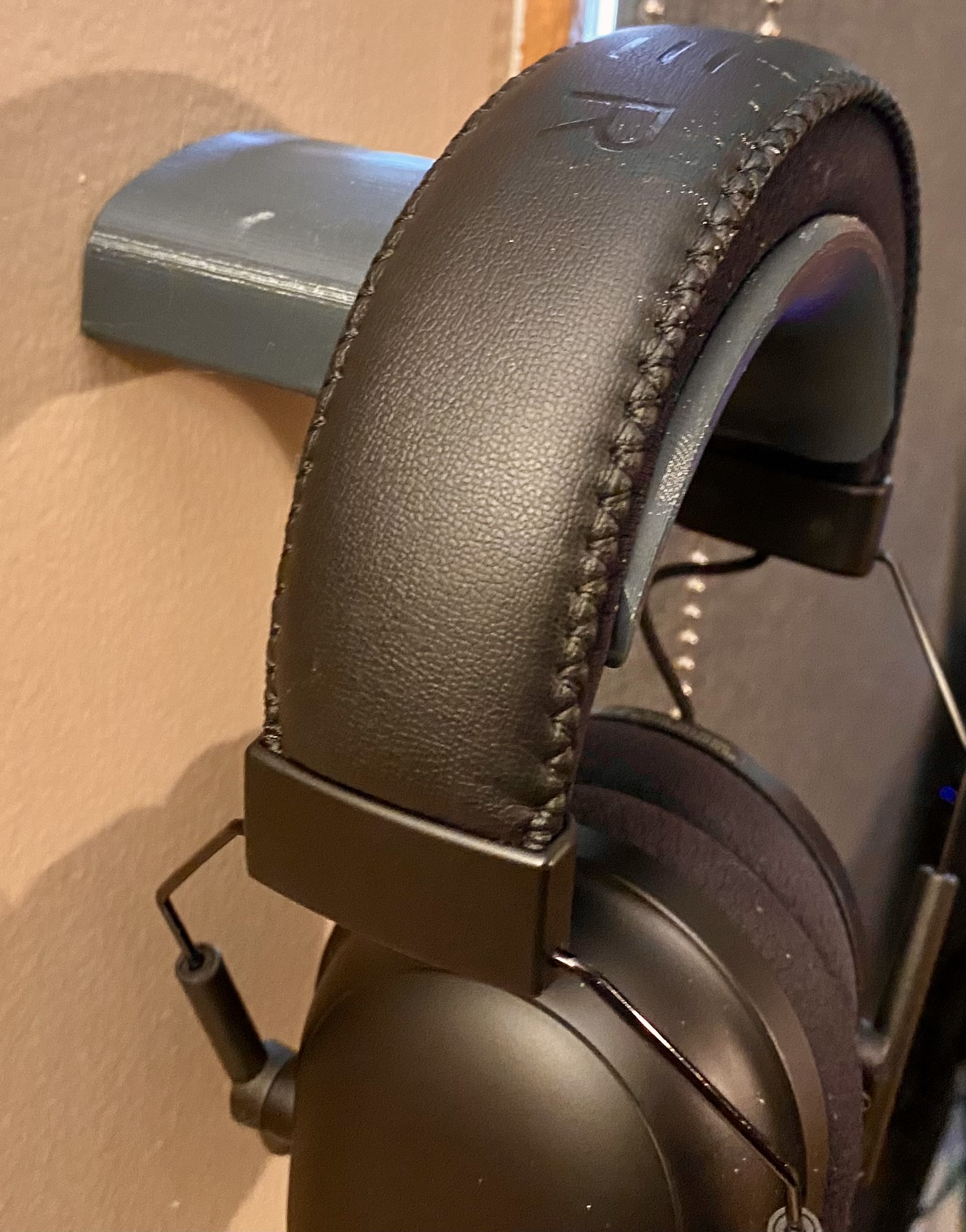 Freehanging Headphone hanger with hidden wall mount