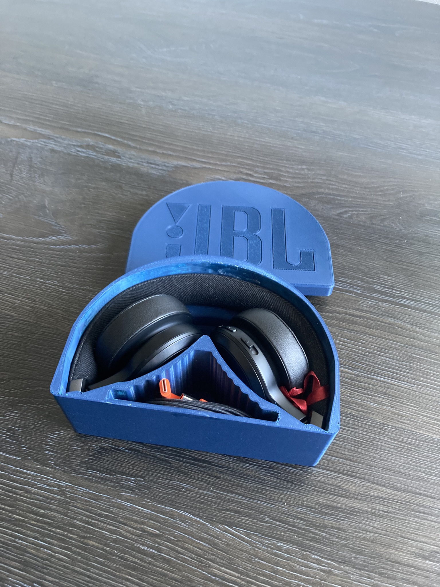 Pouzdro na sluchátka JBL LIVE 670NC / Case for JBL LIVE 670NC headphones.