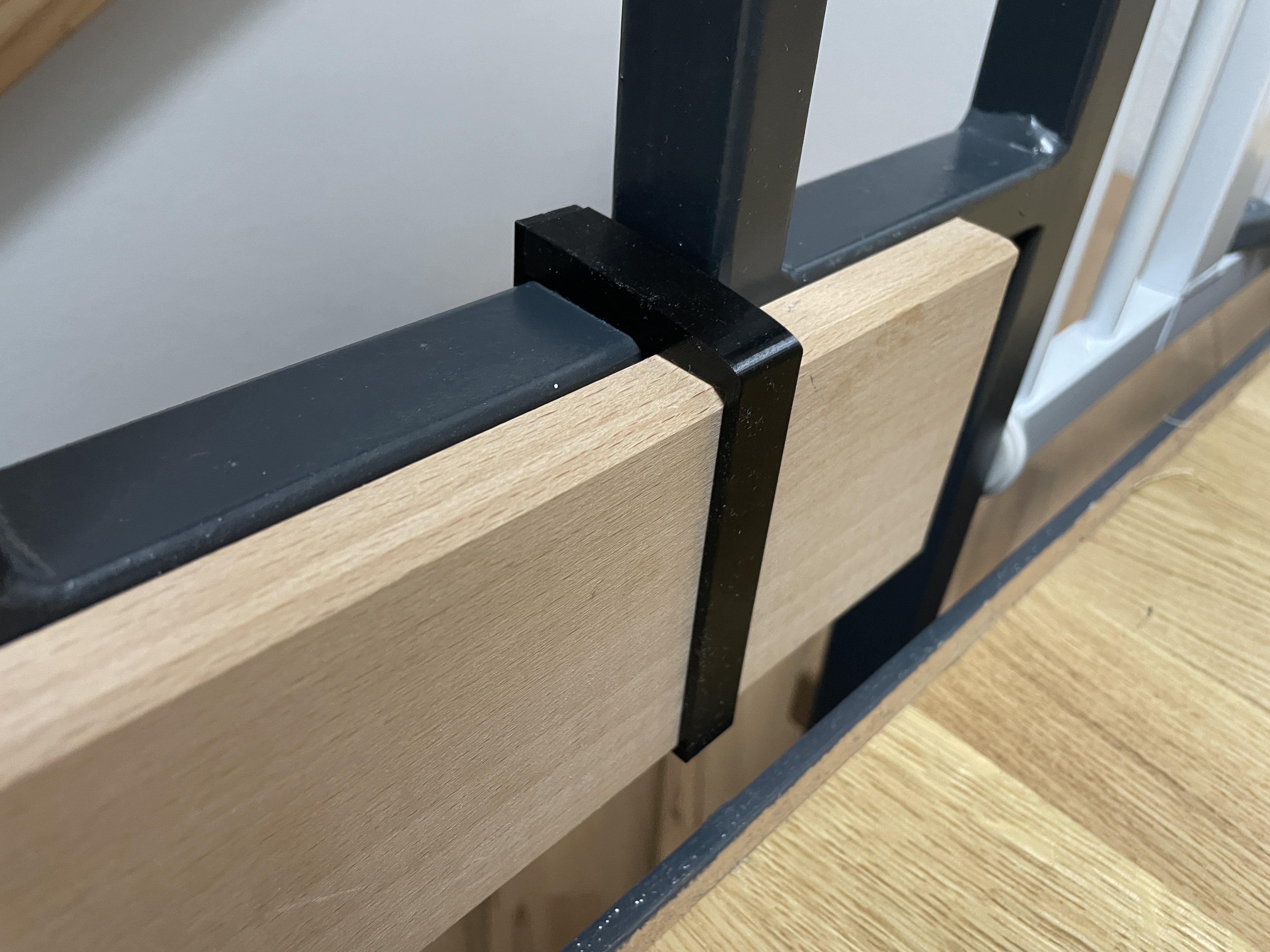 Clamp-On Safety Rail Bracket for Kids & Pets (No Drilling, for 88x18mm Wood) - Kindersicherung Treppe Leimholz 88x18 mm und Haustiere