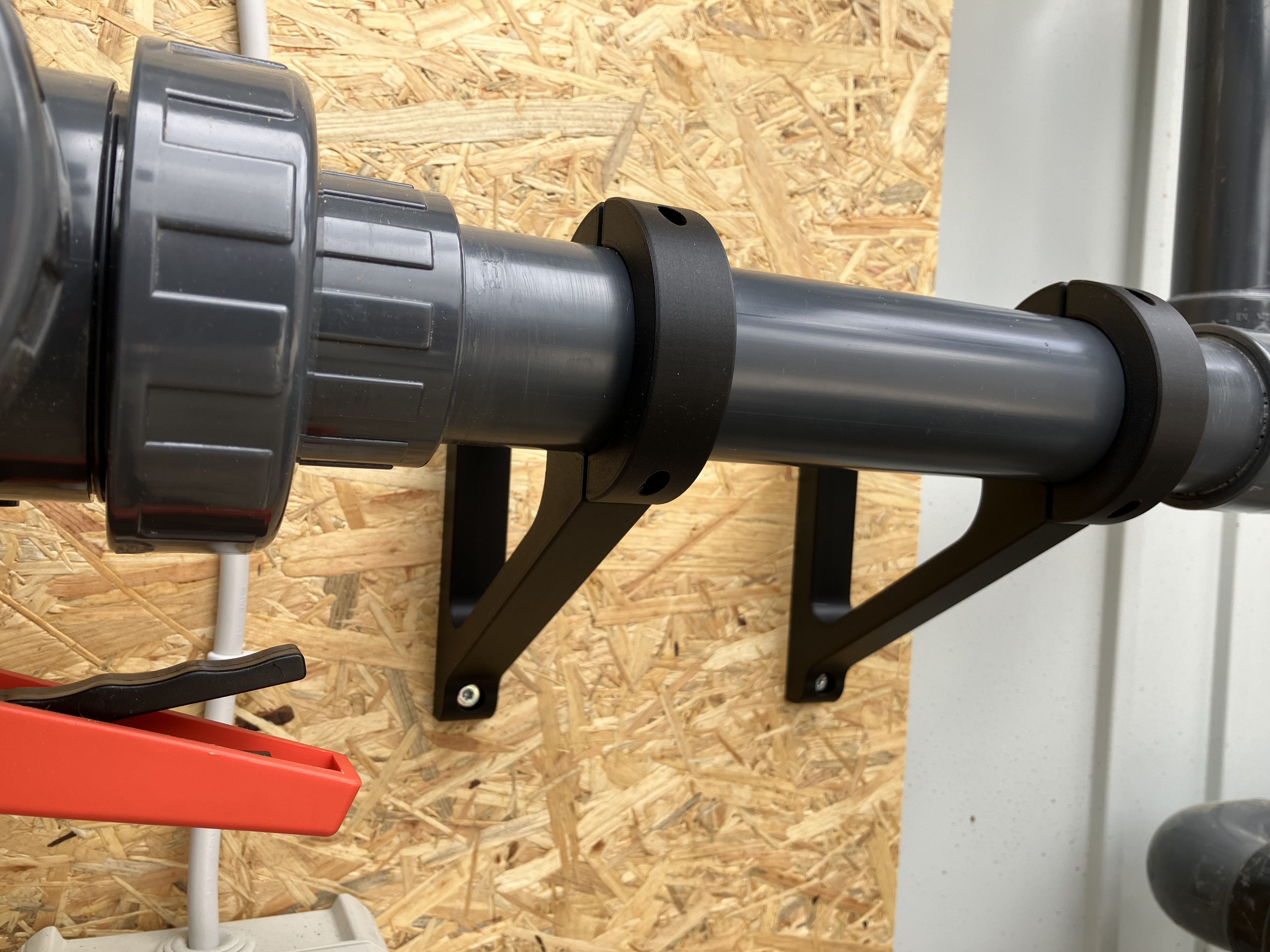 Miniatura 2 do modelo 3D PVC pipe bracket / holder (different sizes)