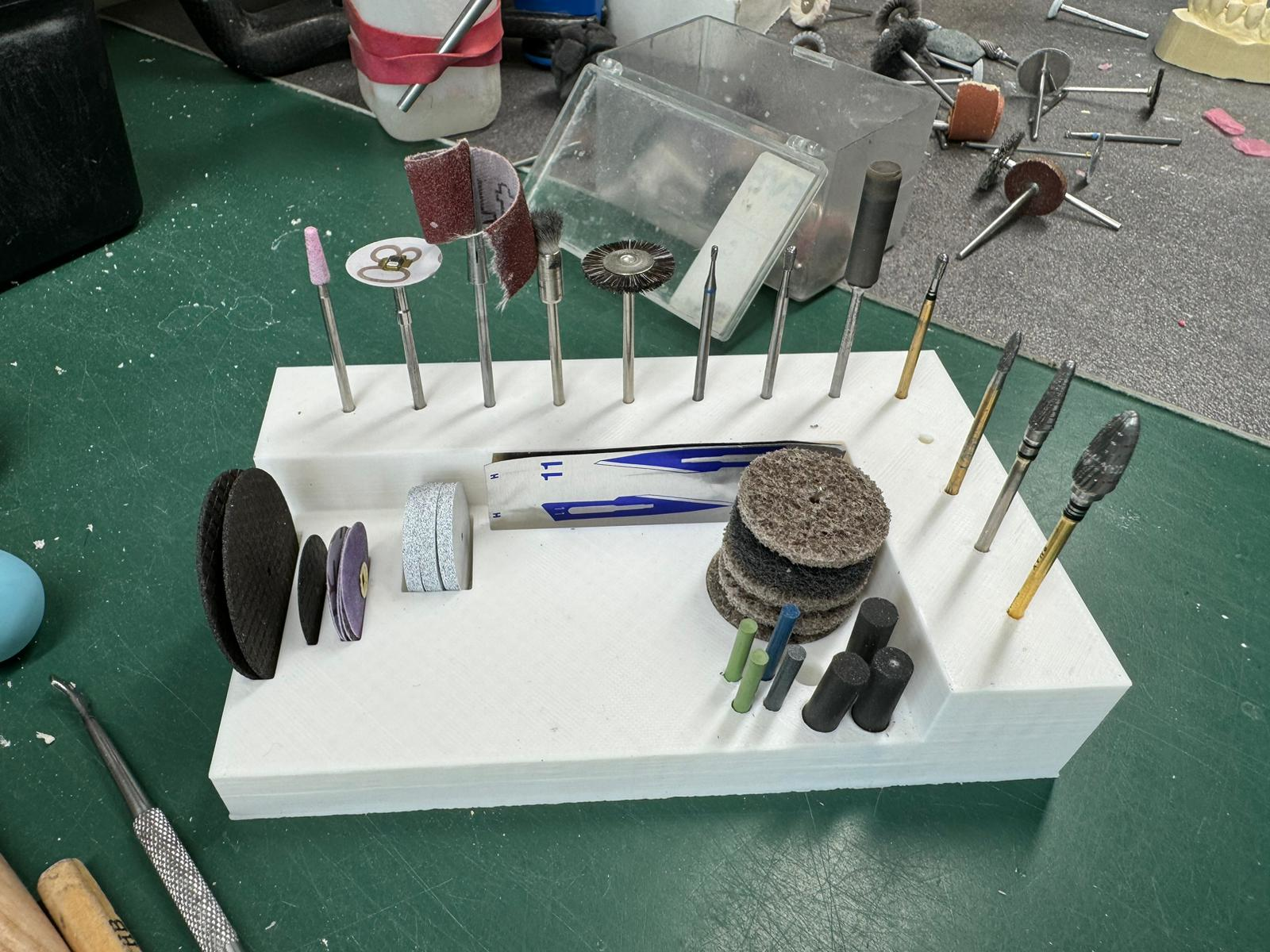 Toolholder for dentaldrills and accesories