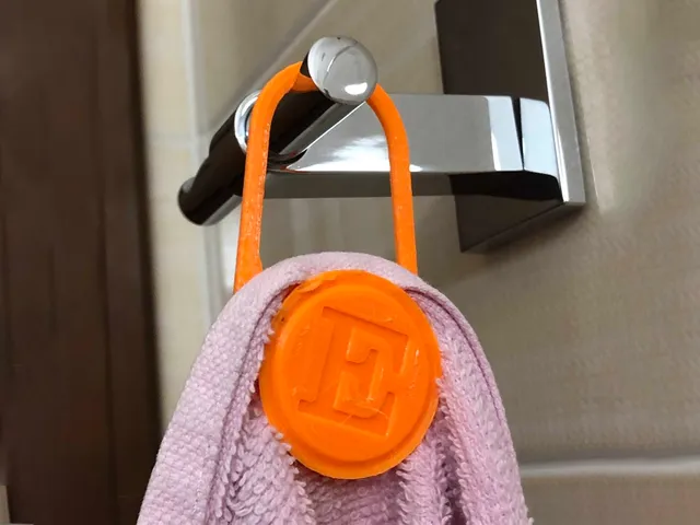 Towel hanger clip w/letter