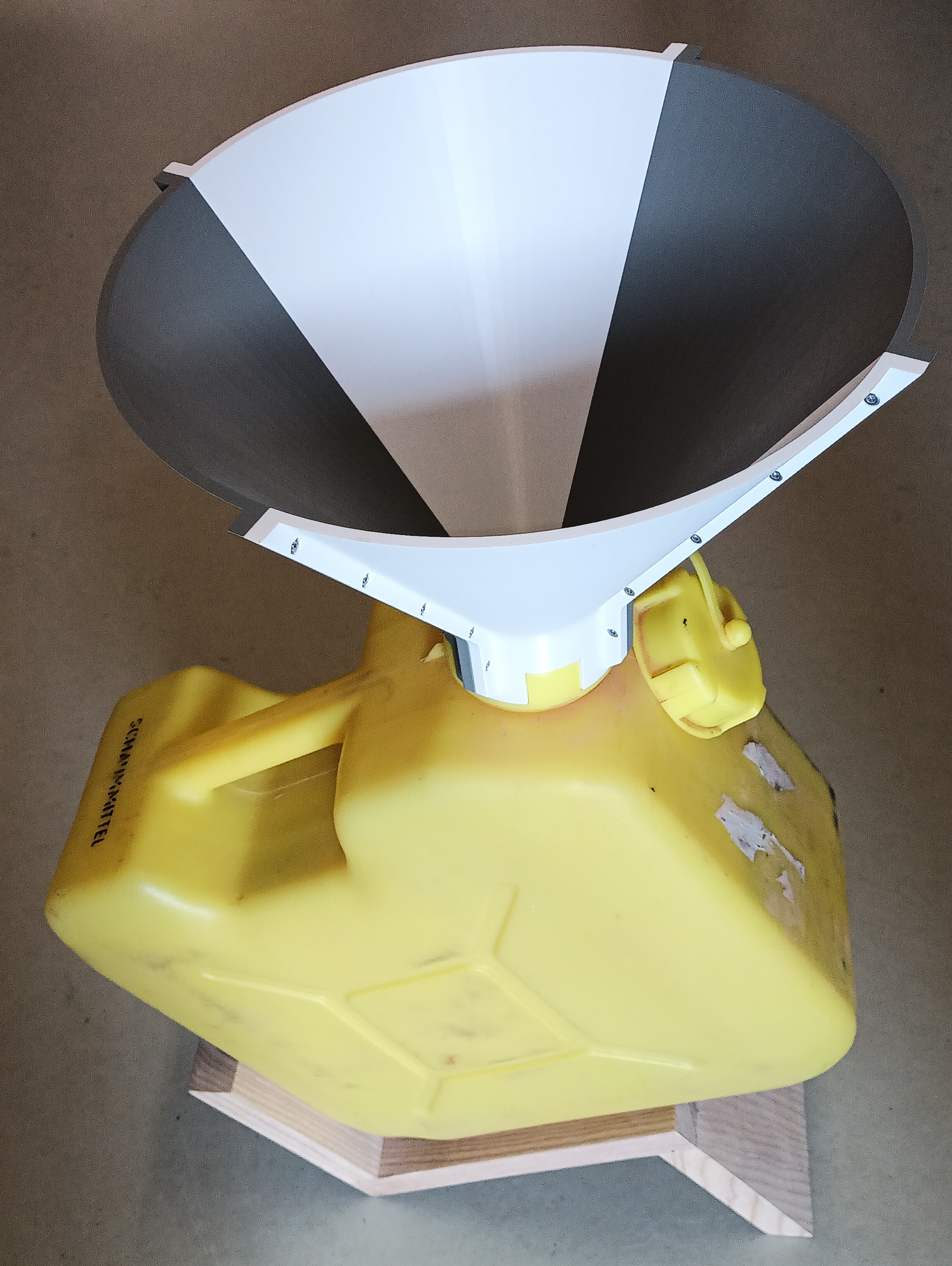 Funnel for foam concentrate canisters/oil binder canister / Trichter für Schaummittelkanister/Ölbindemittelkanister Feuerwehr THW