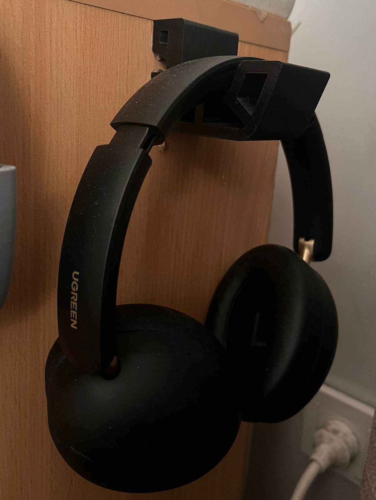 Sturdy Wall-Mounted Headphone Hook - Screwless Design 3D model