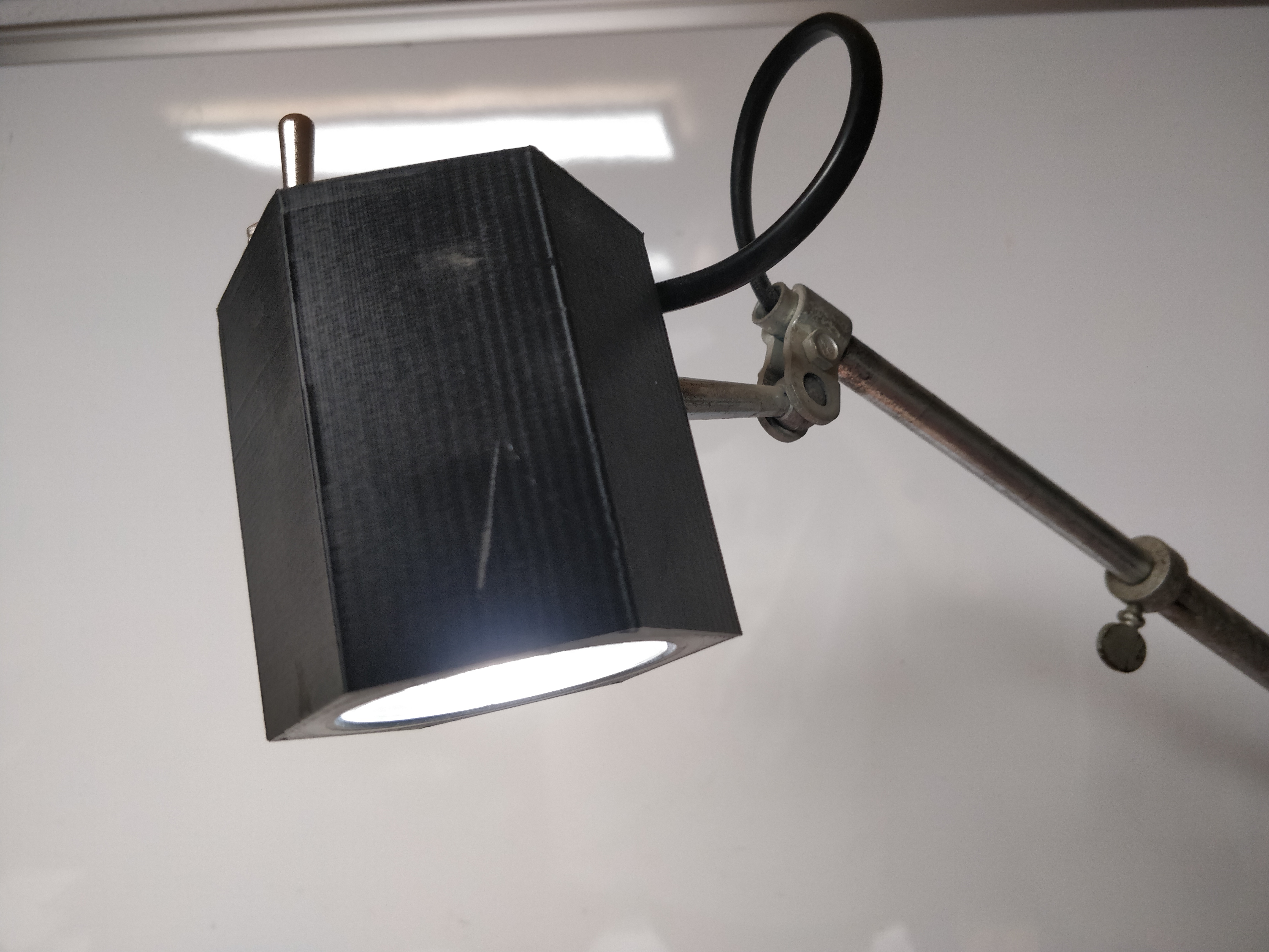 Desk lamp / Lampe de bureau