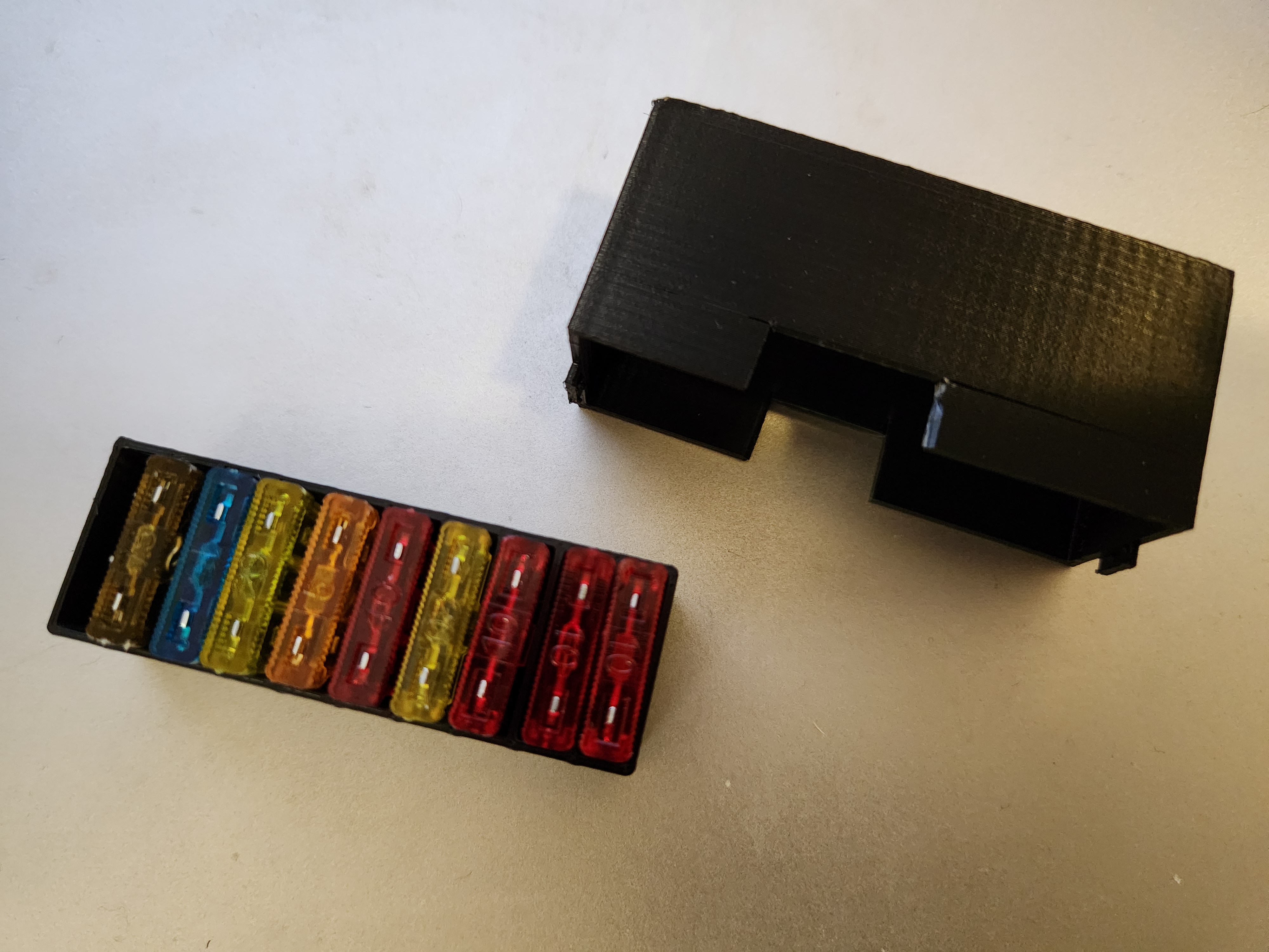 Automotive fuse holder lid