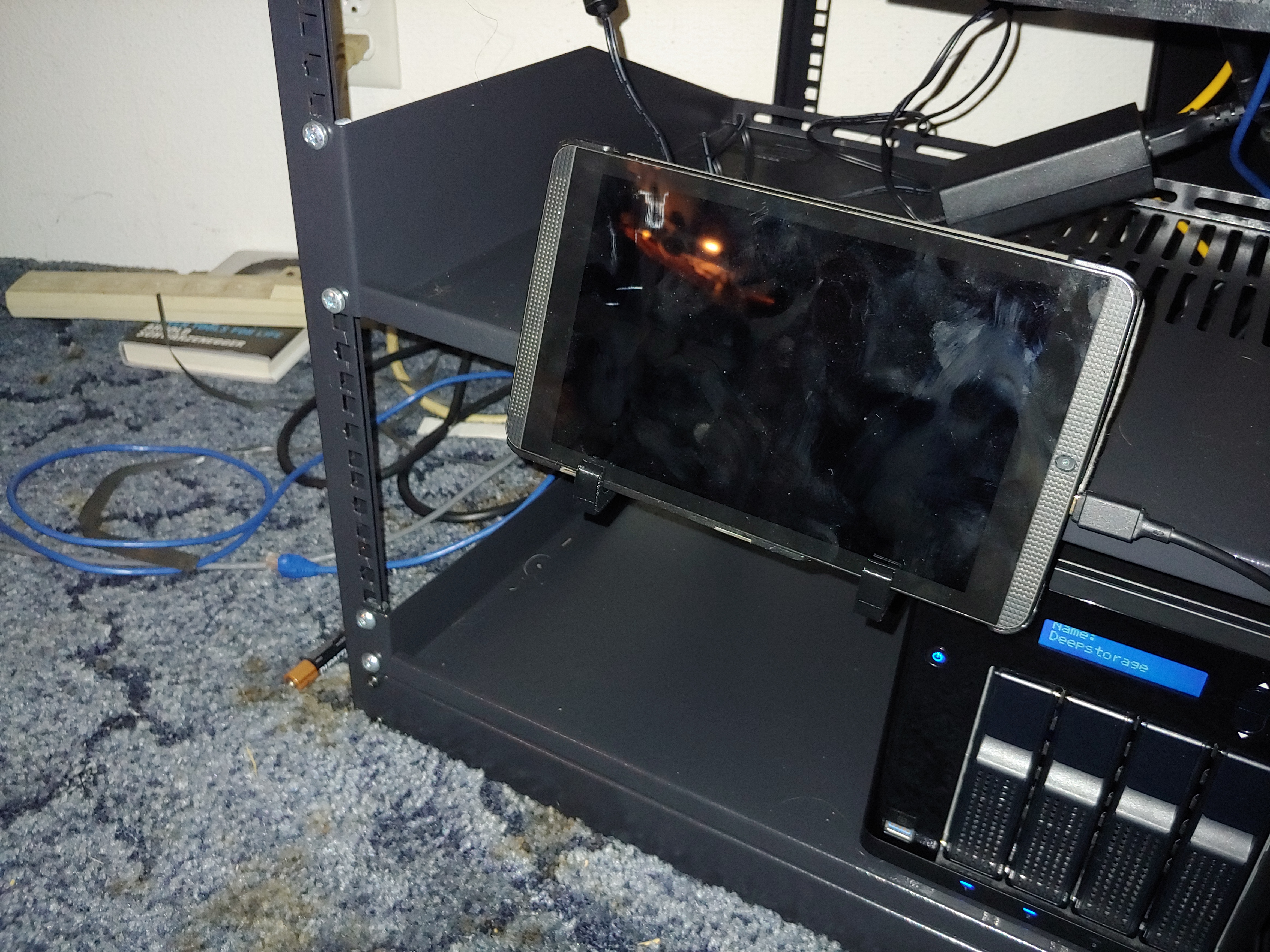 Miniatura 5 do modelo 3D Simple hook for server rack shelf