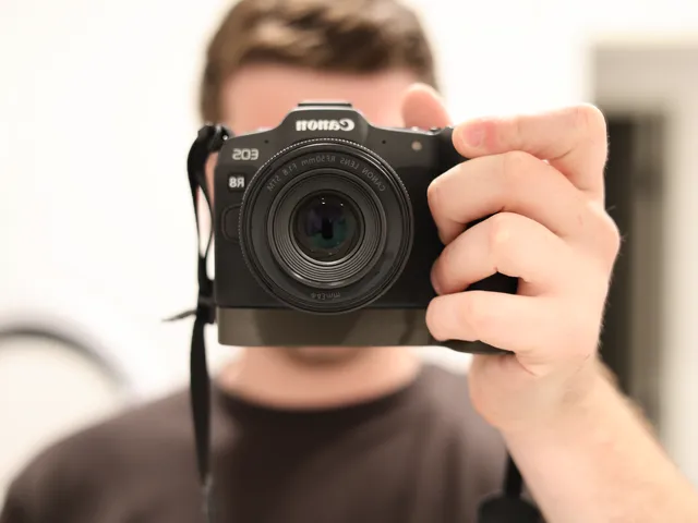 Grip Extension - Canon R8