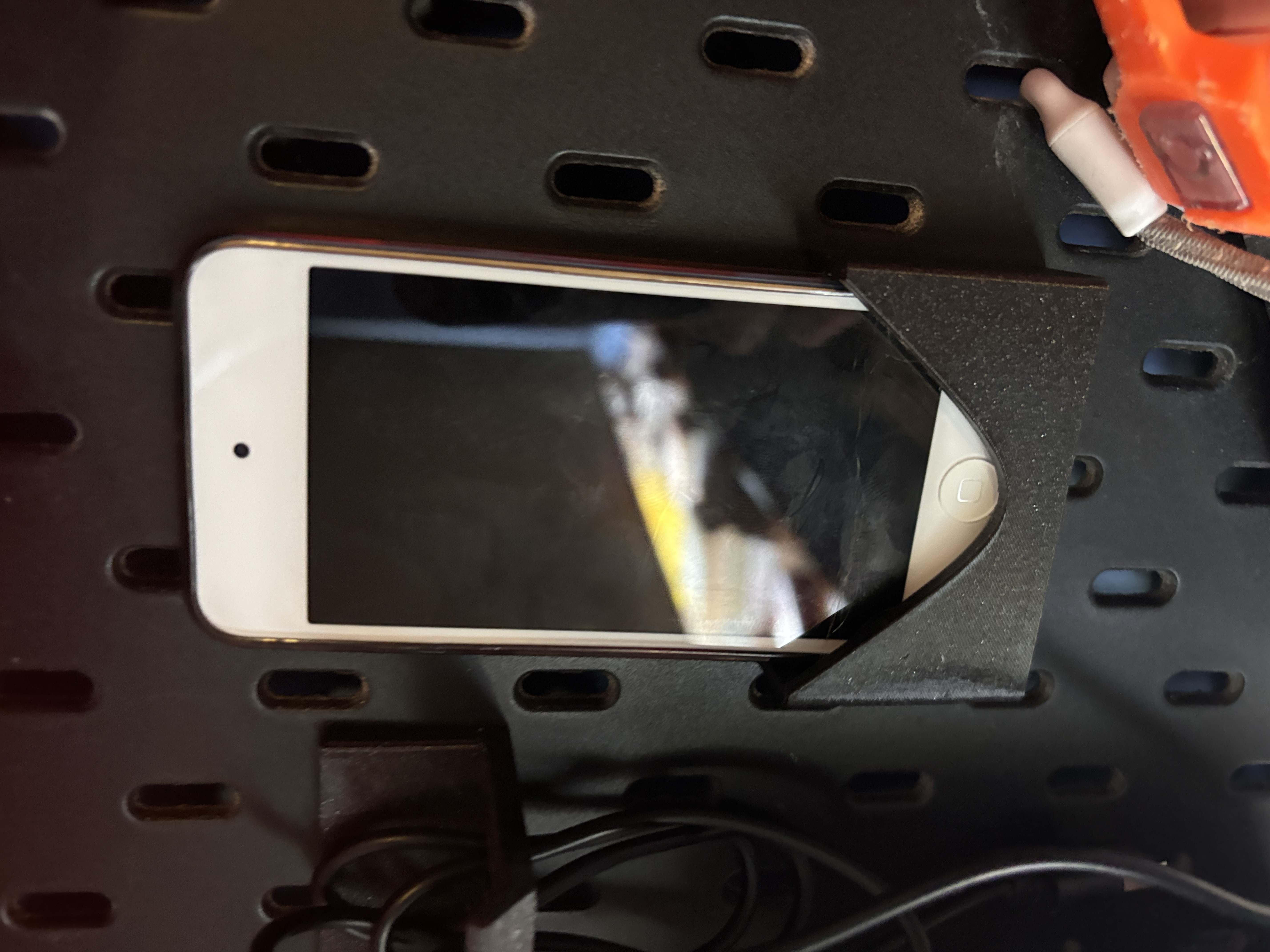 Skadis holder for iPod Touch