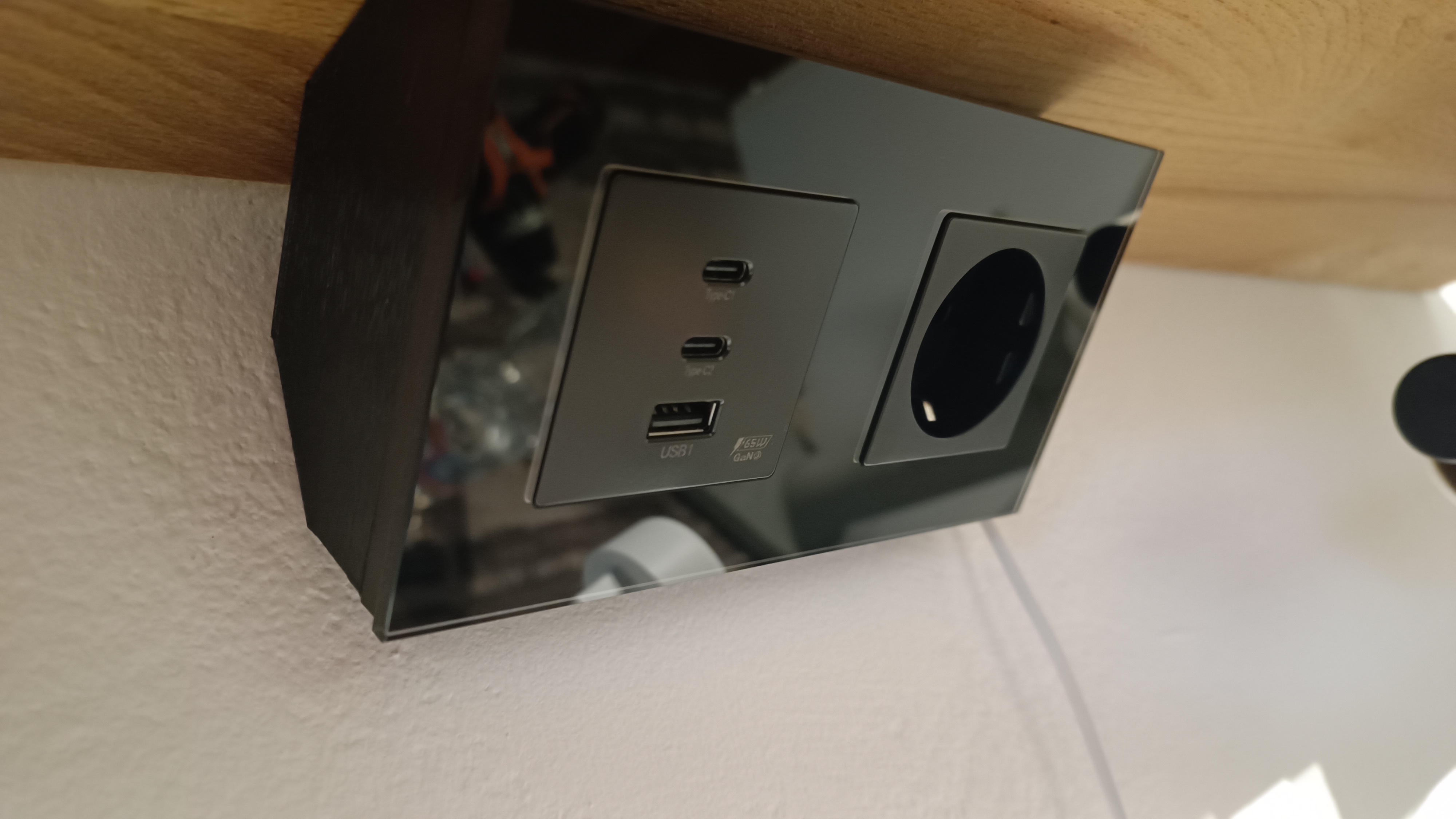 Surface mounted dual socket box 45° degree