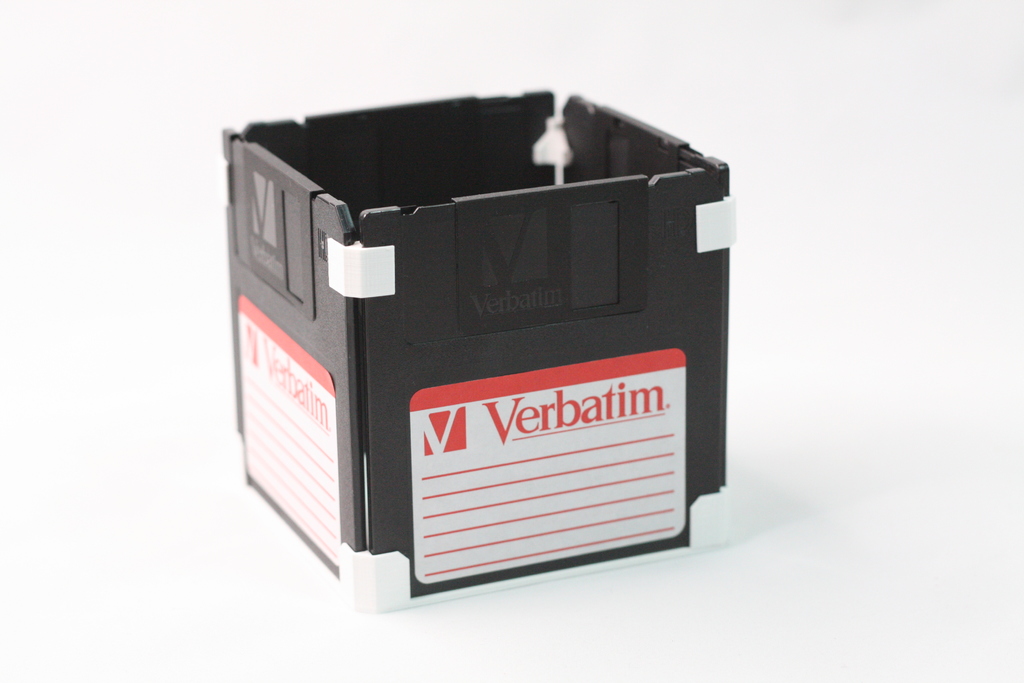 Miniatura 2 do modelo 3D Floppy disk pen holder
