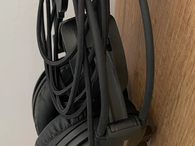 Headphones holder/hanger