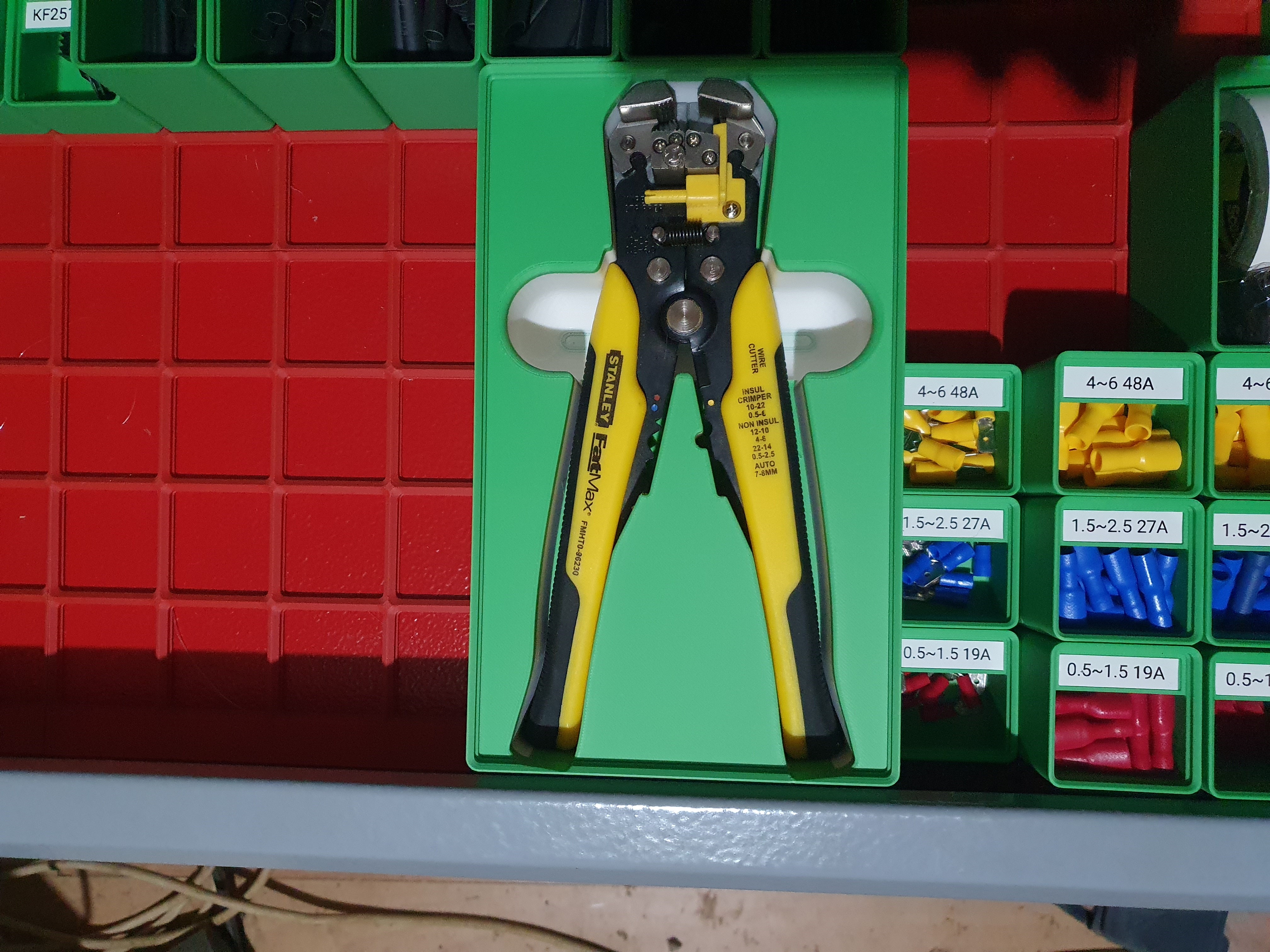 Gridfinity bin for wire stripper