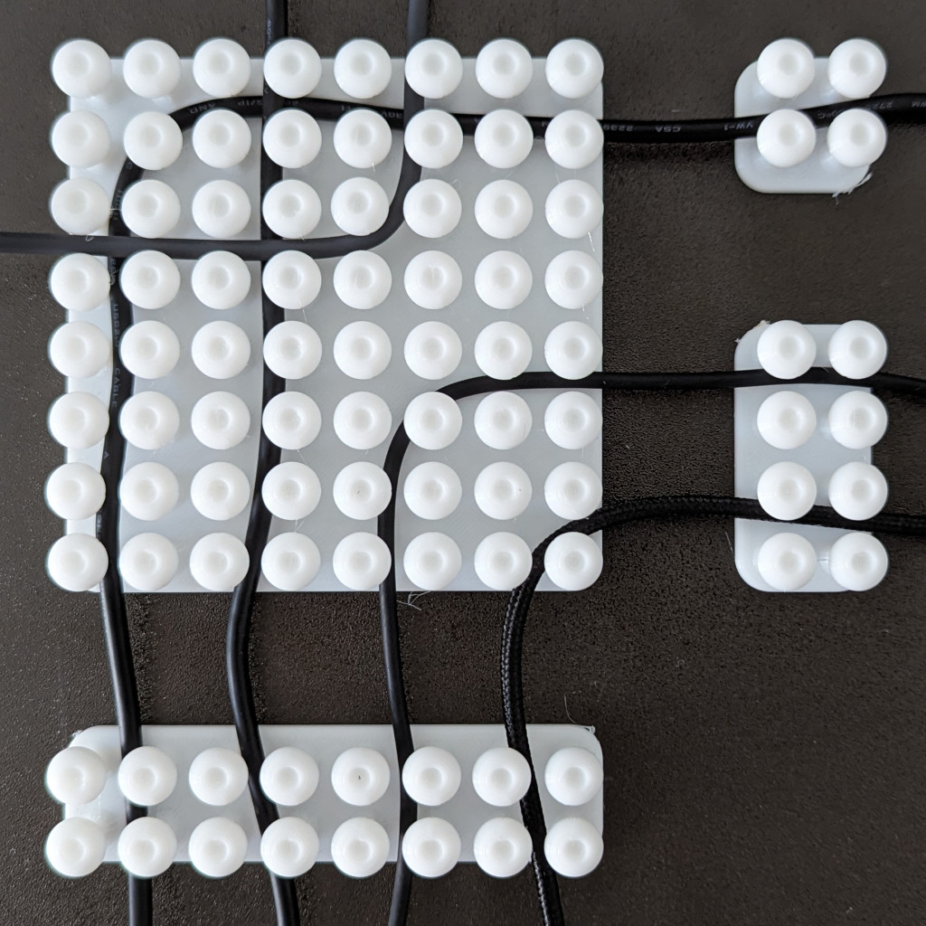 Two-dimensional cable organizer