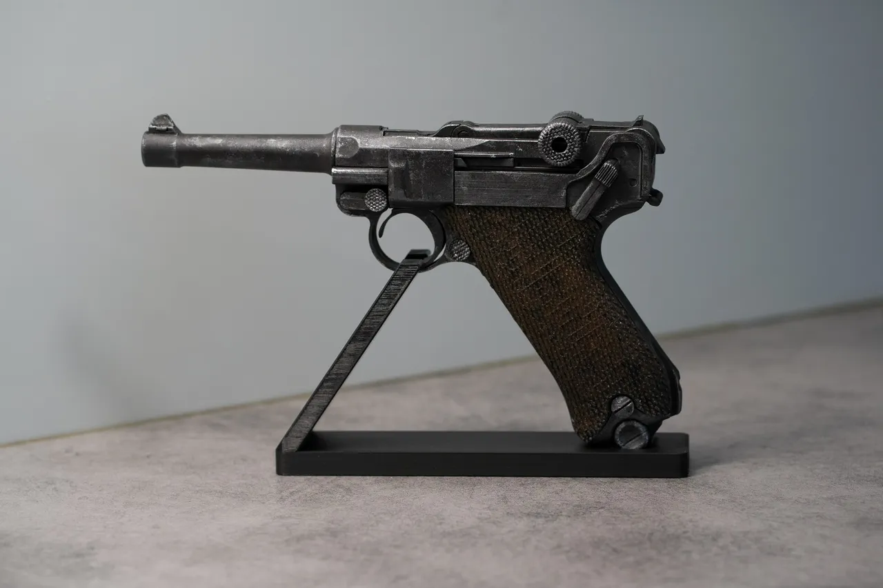 luger P08 とディスプレイスタンドのセットです Parabellum Luger P08 Gun Display Stand - 3D model by