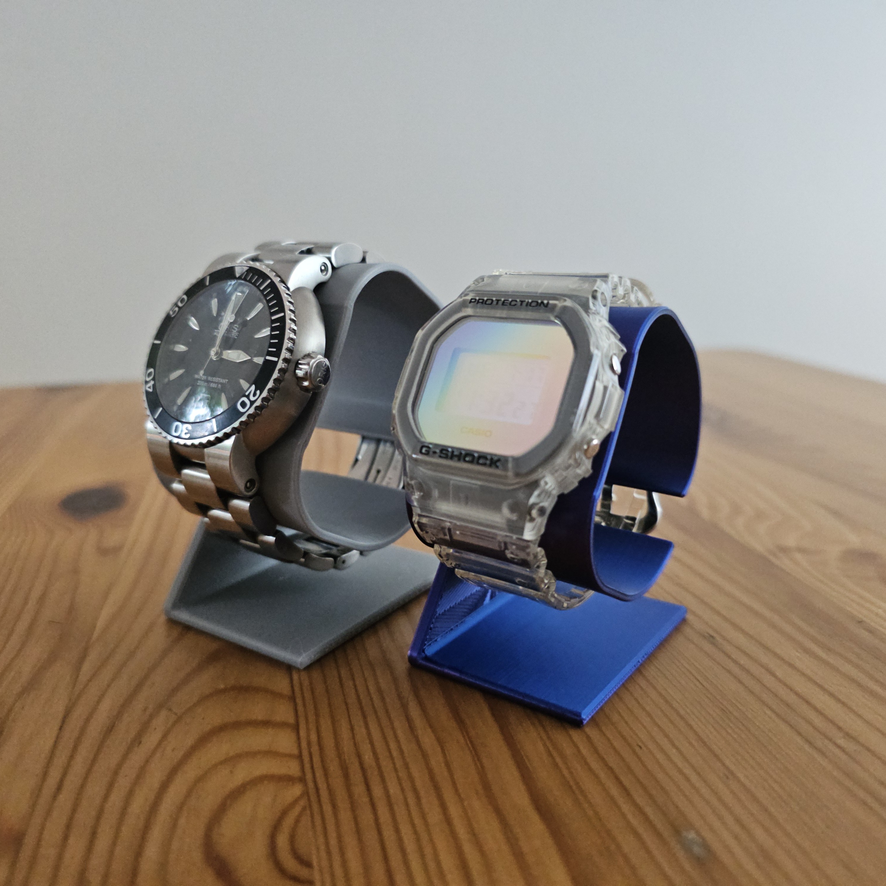 Simple watch stand. Lightweight & resizable