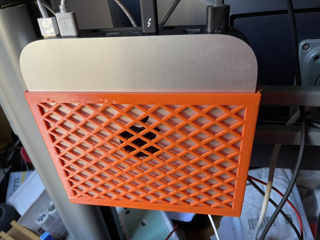Parametrizable Mini PC attachment basket