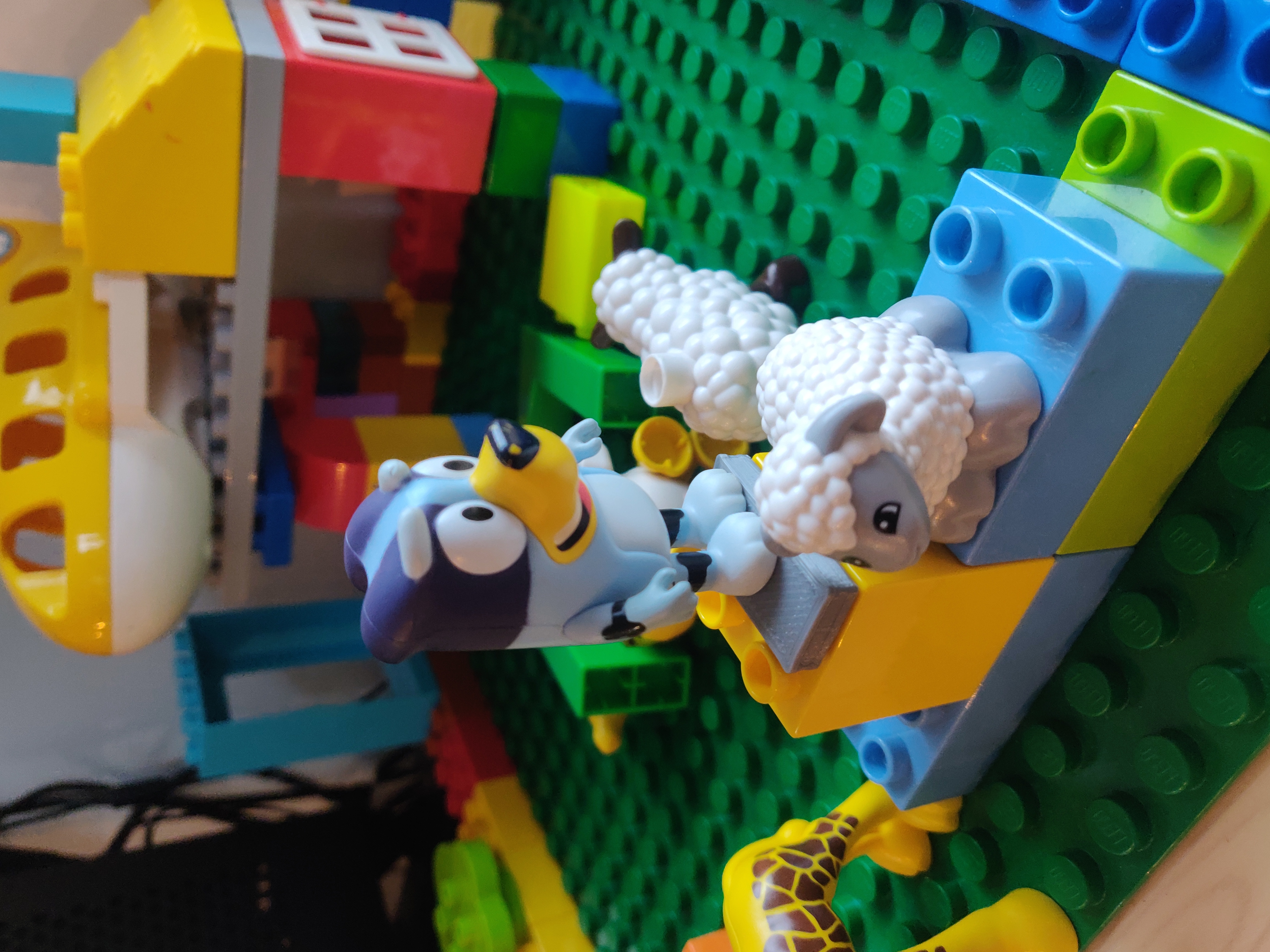 Bluey Figurine x Duplo / Lego adapter plate
