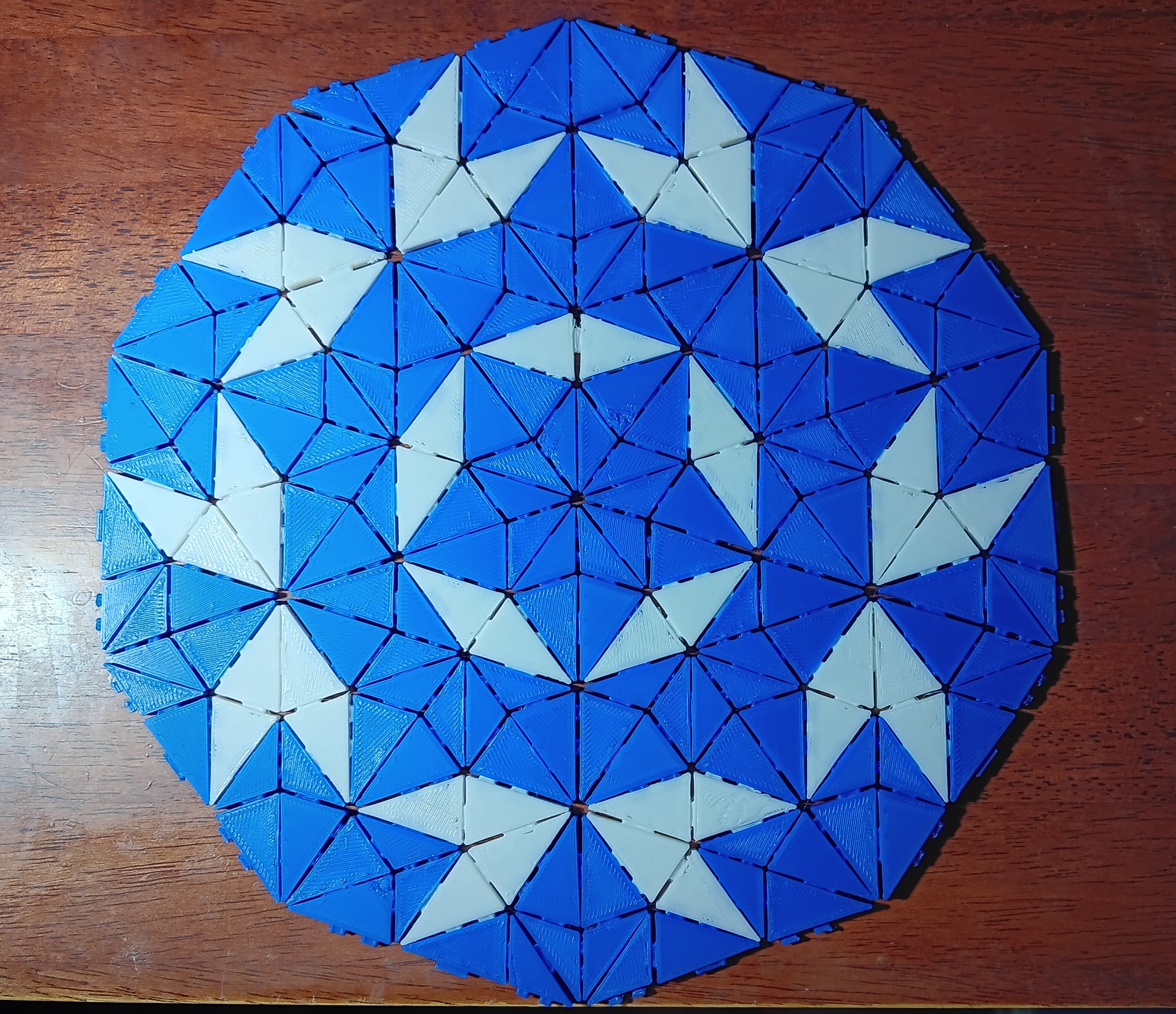 Penrose tiling based on flippable triangles with hidden tabs
