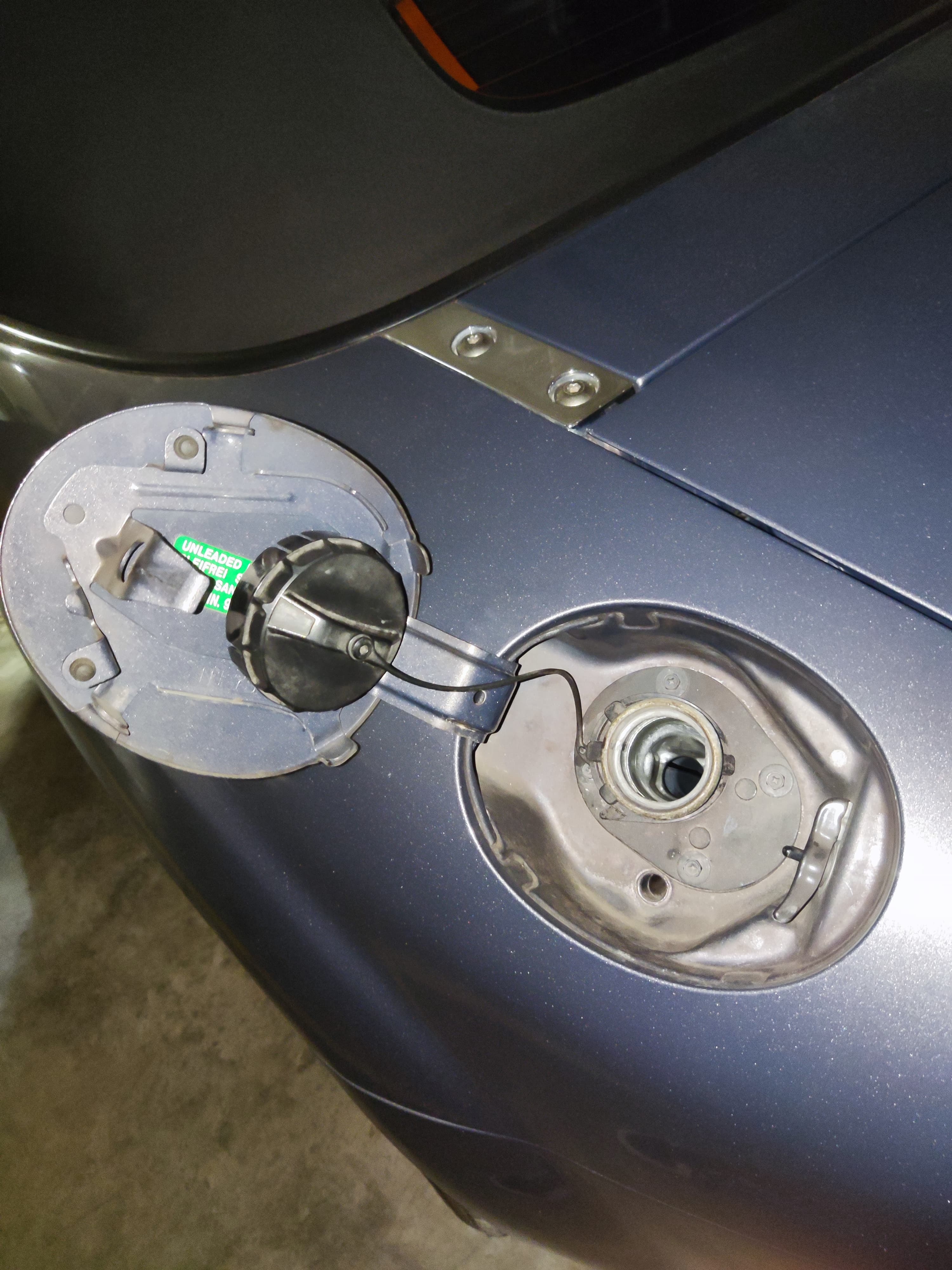 MX-5 NC gas cap holder