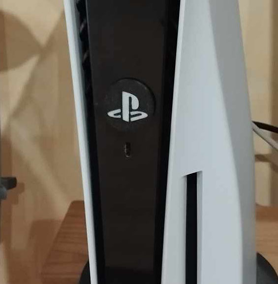 Badge USB PS5 - Black Background