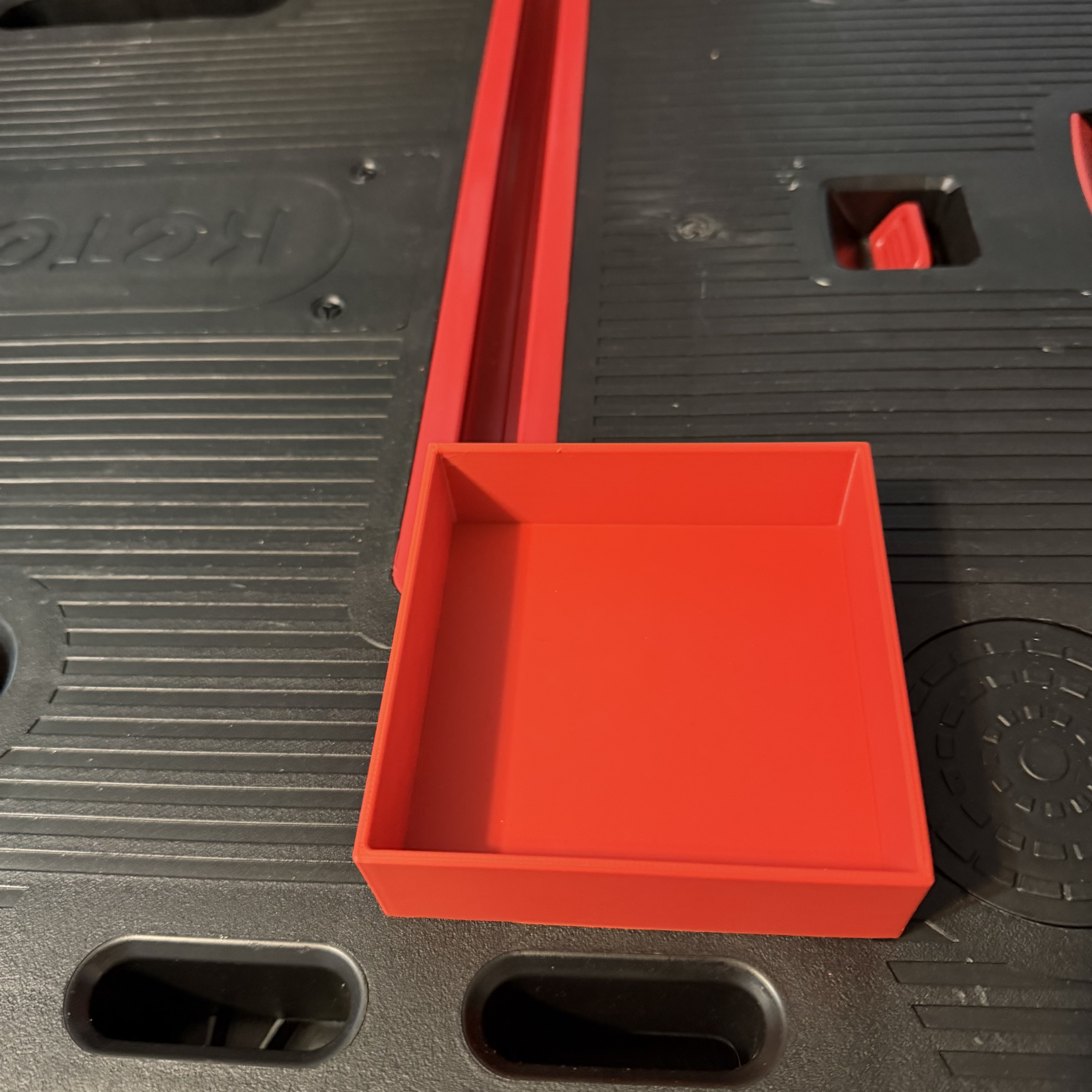 Keter table Container