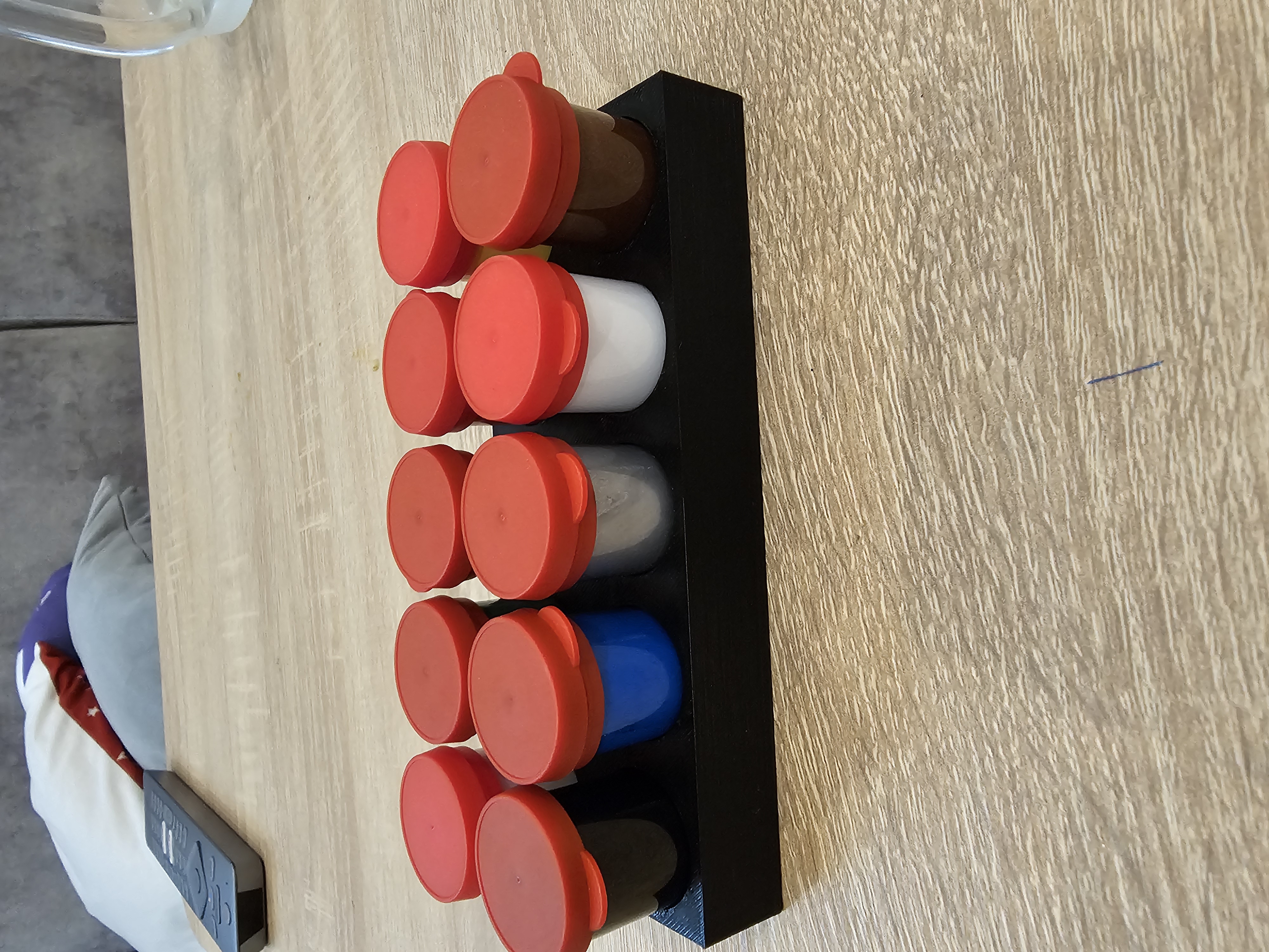 Stojan na modelářské barvičky o pruměru 24 mm. / Stand for modeling paints with a diameter of 24 mm.