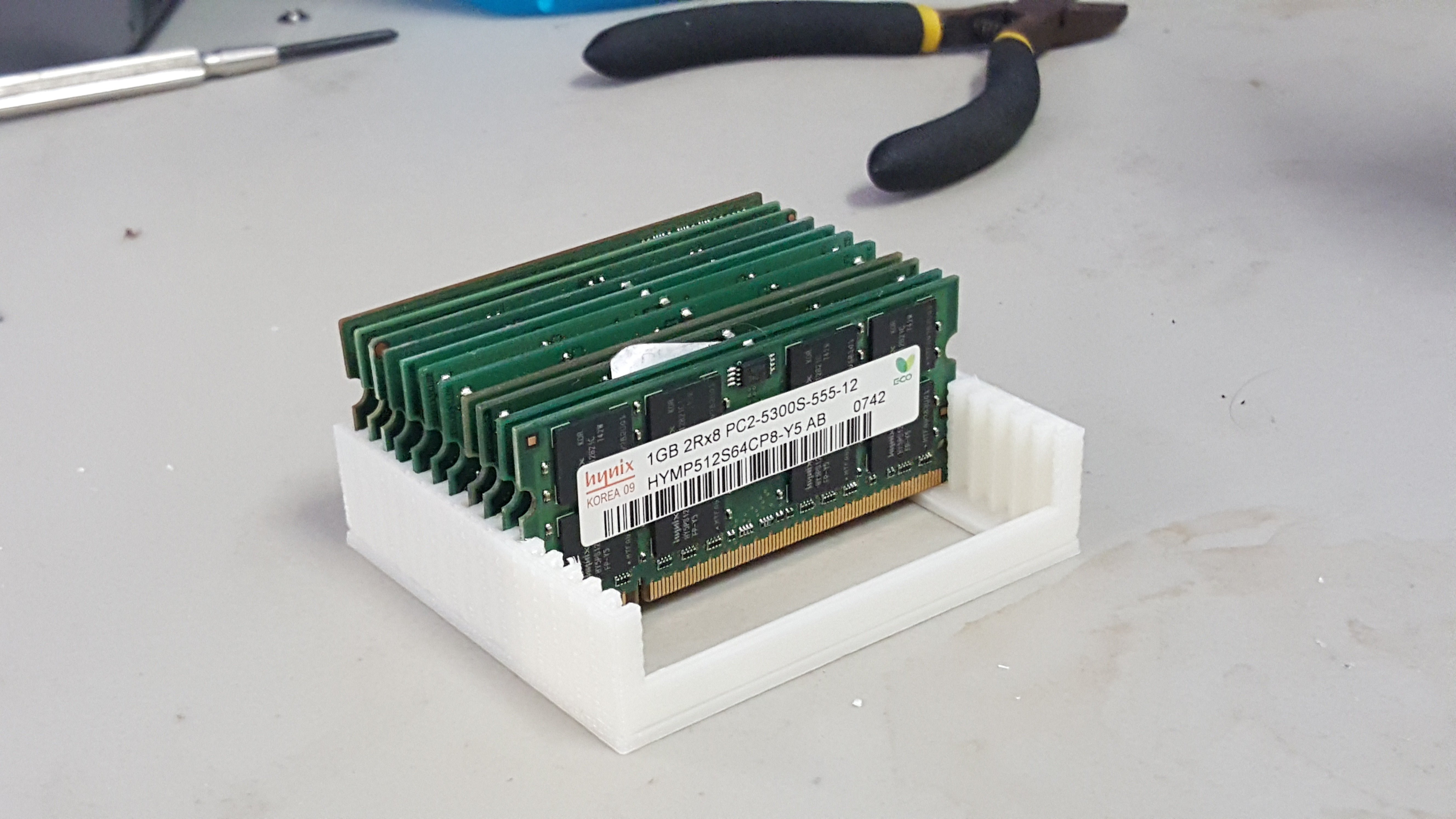 Laptop SO-DIMM RAM holder