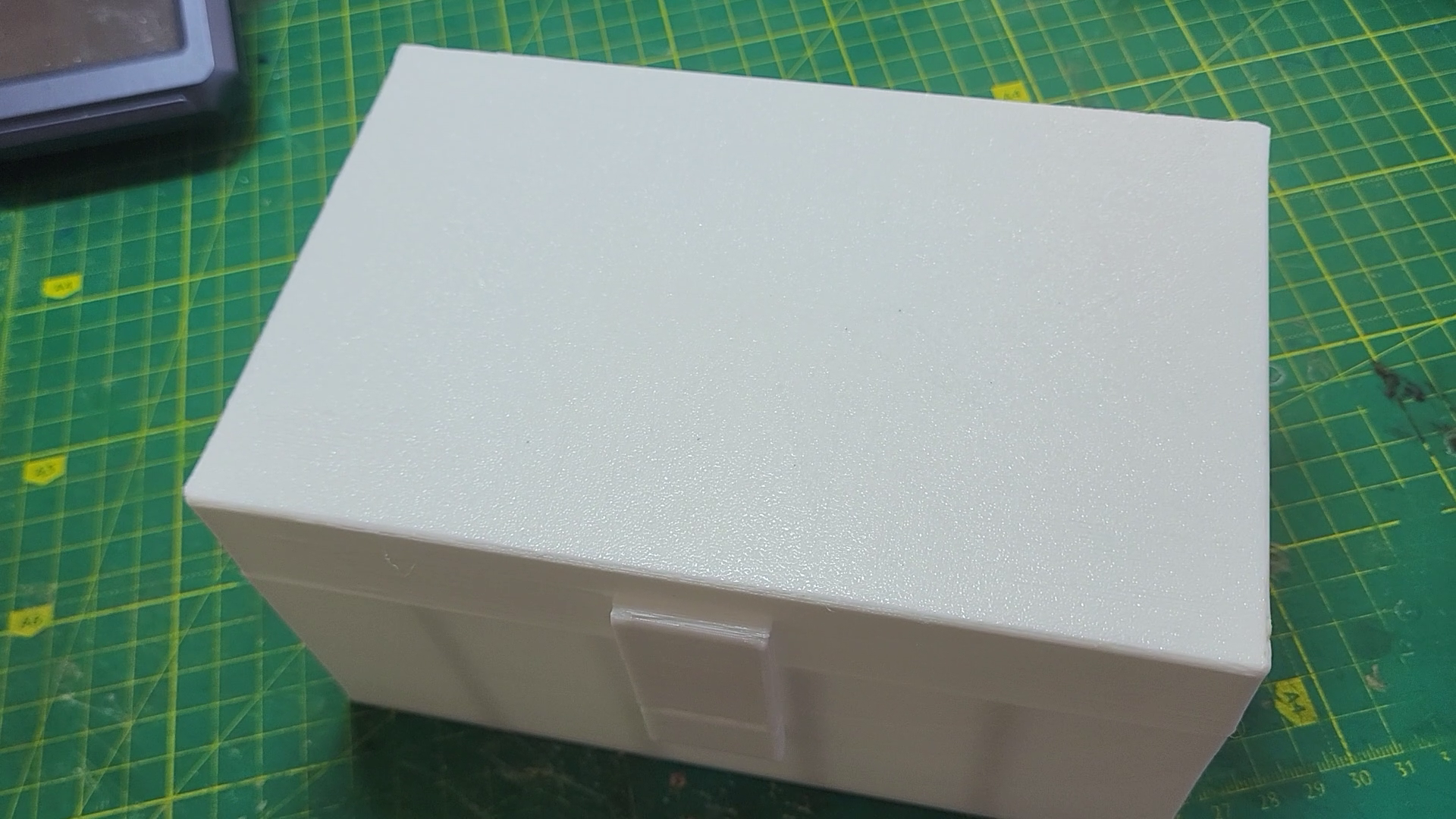 Universal box with adjustable dividers
