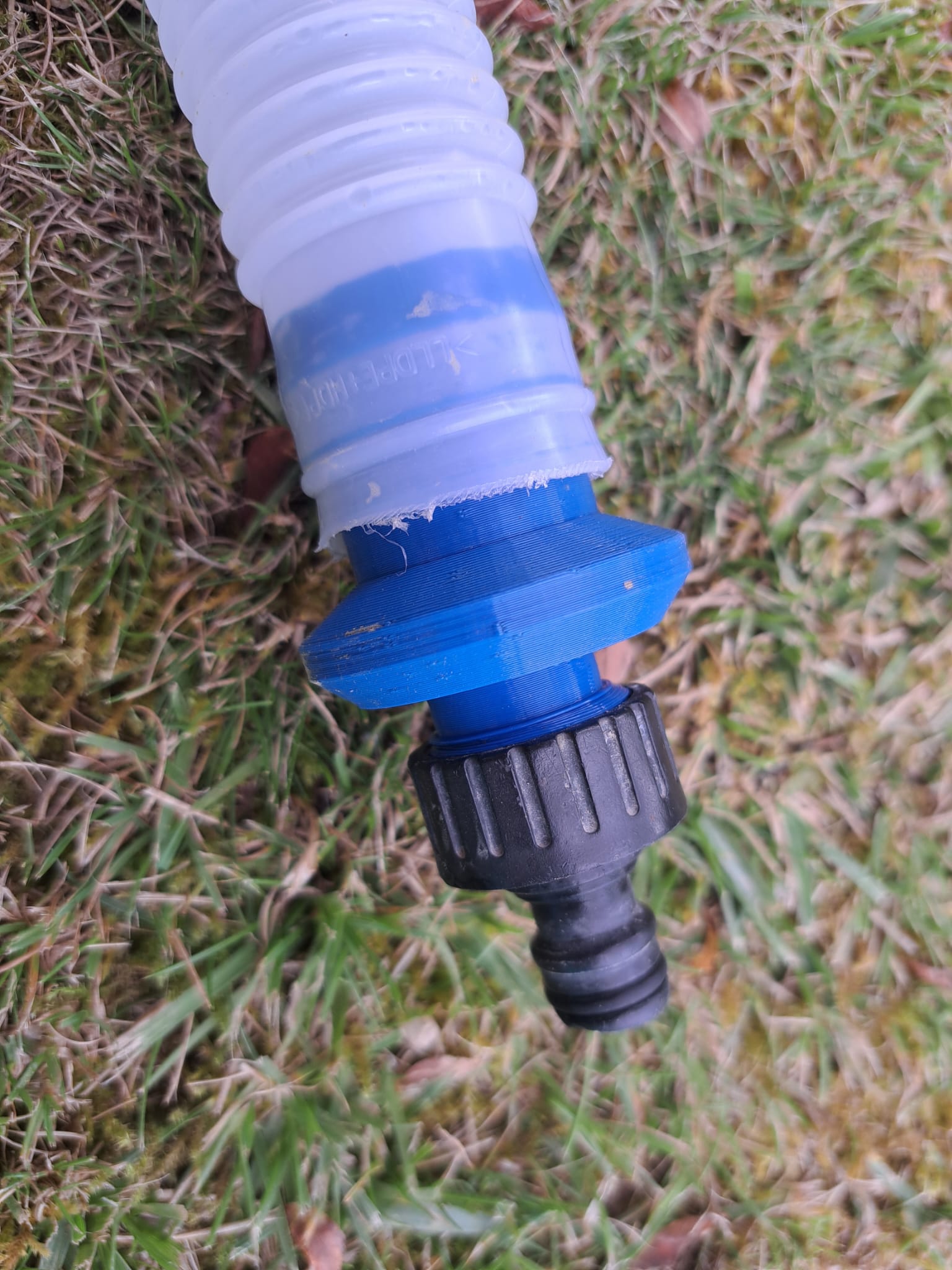 Pool connector between 32 mm hose and garden hose connector