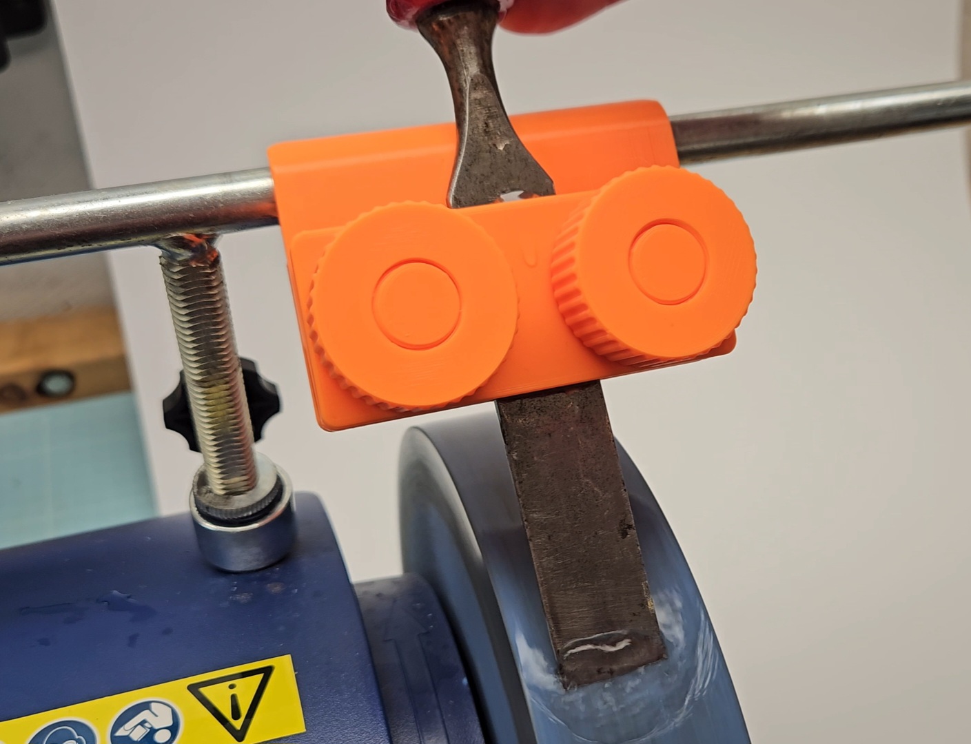 Miniatura 2 do modelo 3D Bench Grinder Chisel Holder