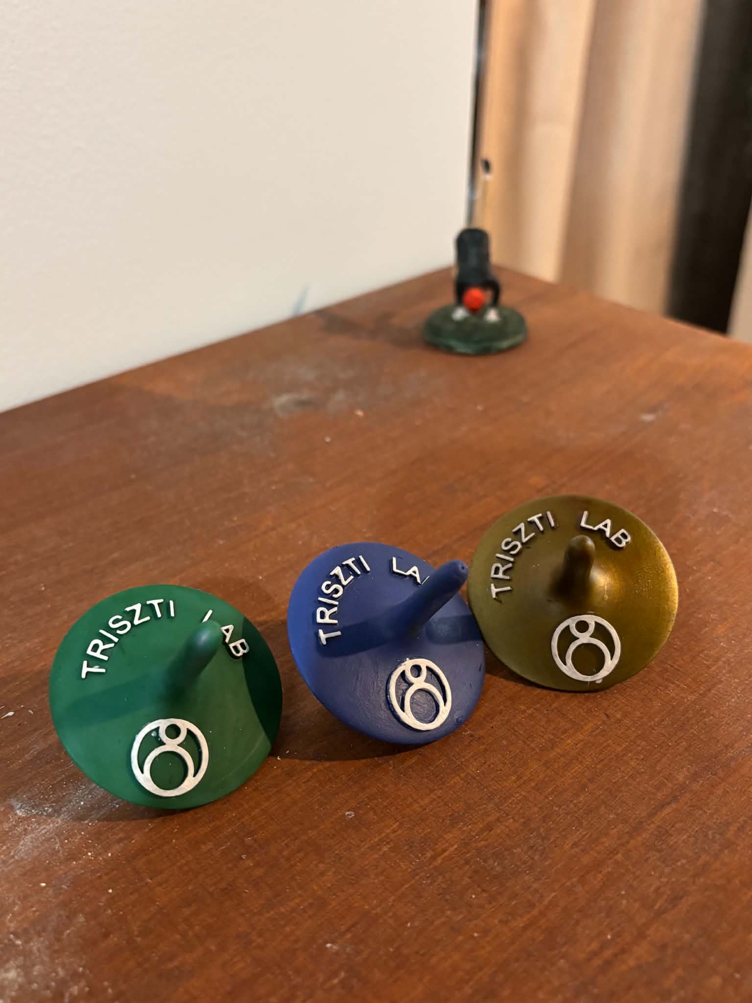 Spinning Top - trisztilab logo