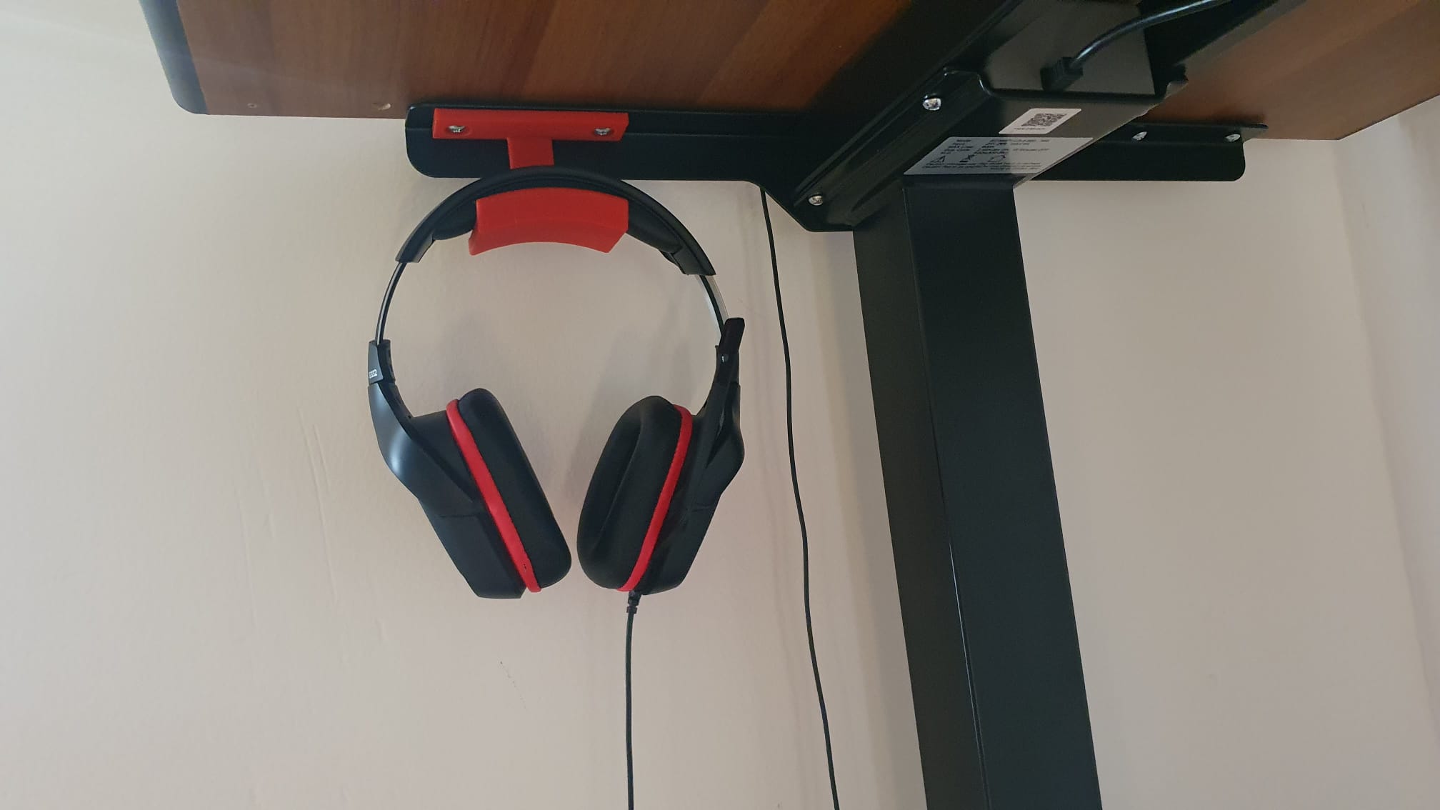 Headphone holder for FlexiSpot standing desk