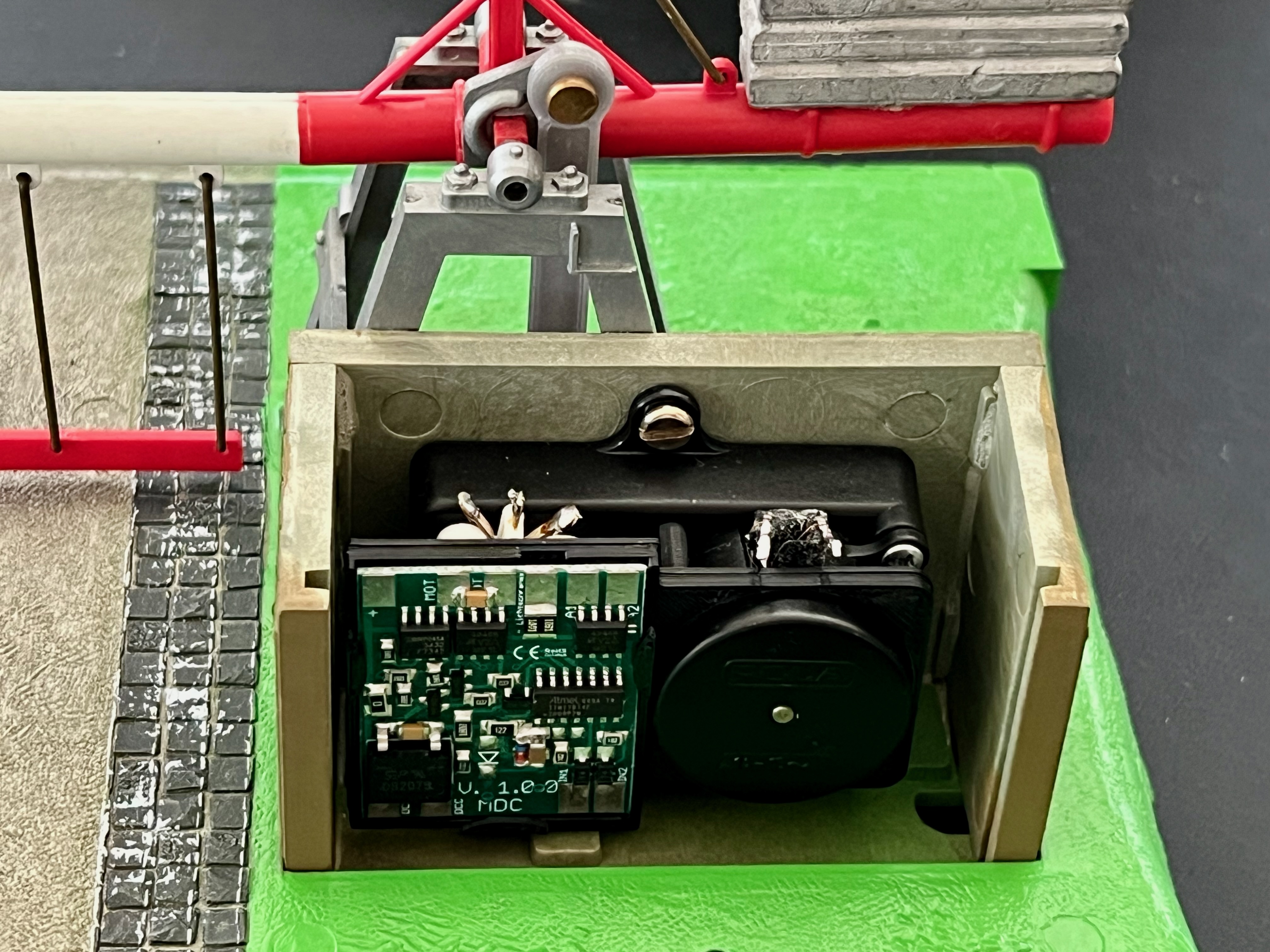 mXion MDC Decoder Mount for POLA G 330940