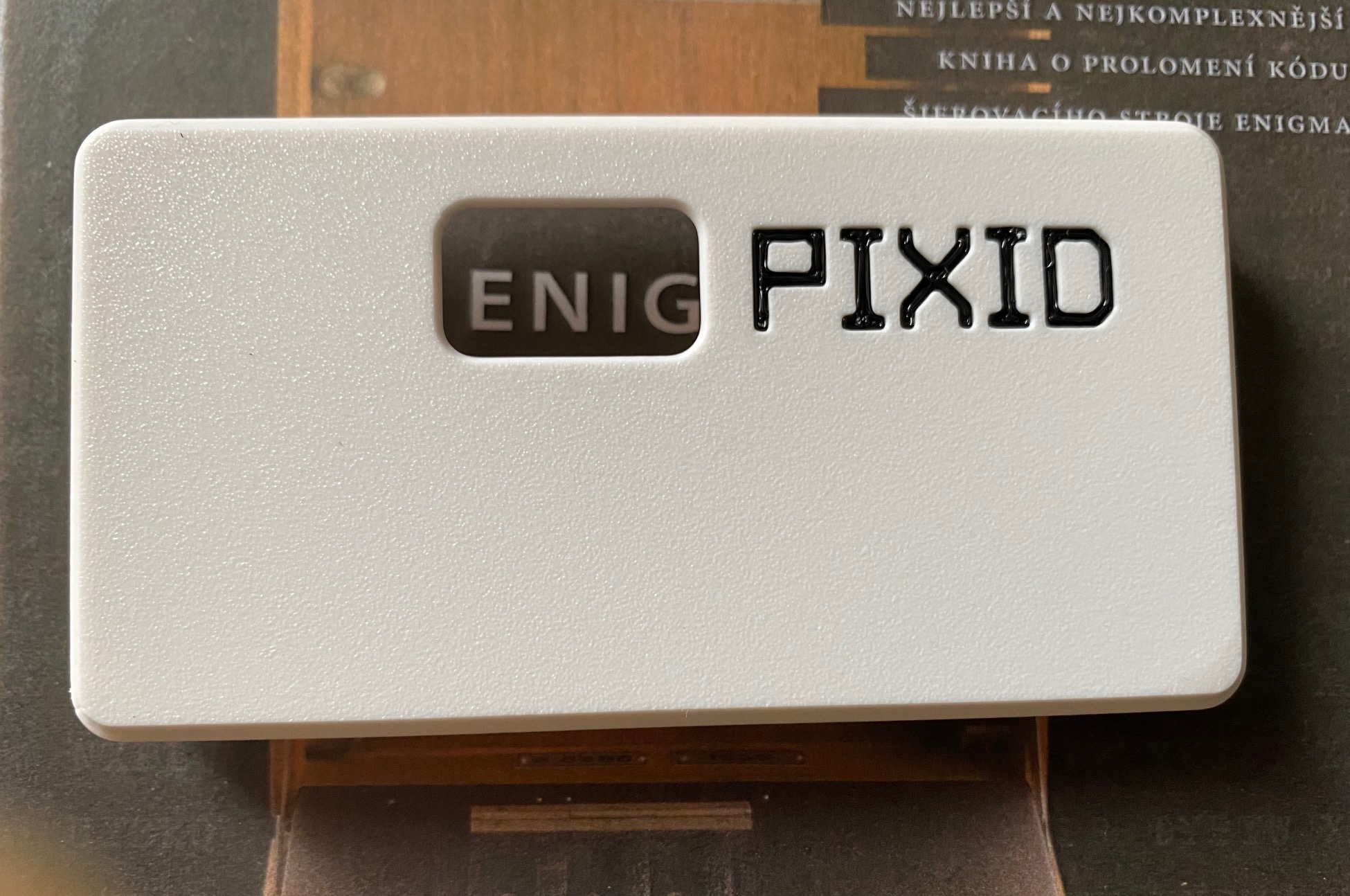 Víko Pixid s nápisem