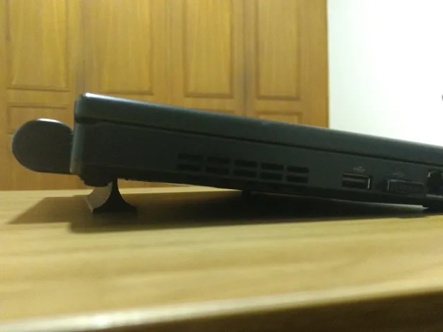Thin laptop stand