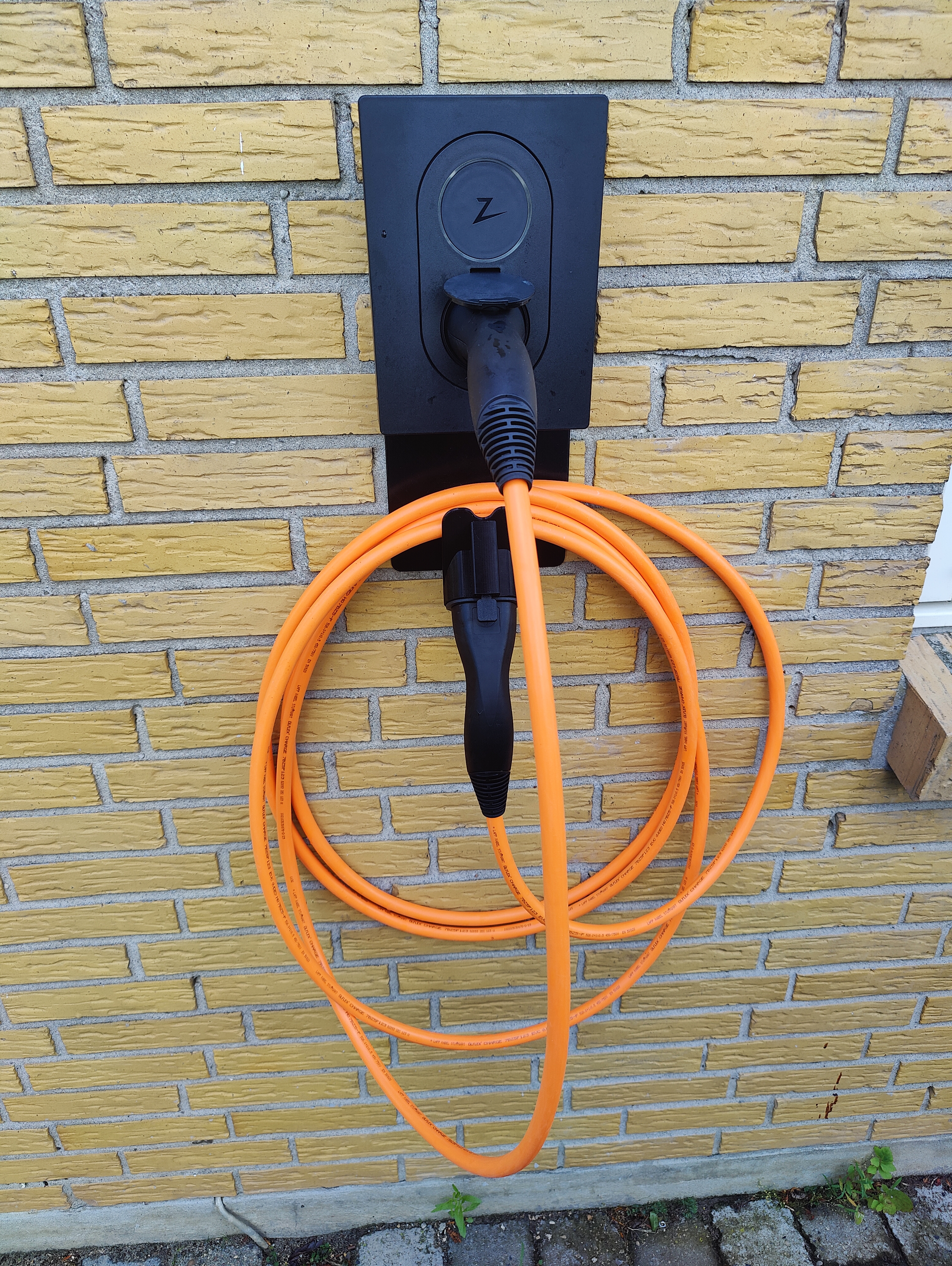 Type 2 cable and plug holder for Zaptec box no drilling
